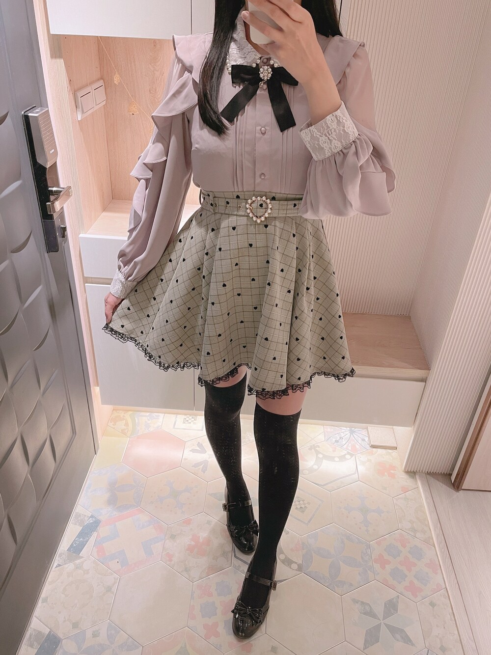 「ROJITAのラッフルスリーブパール衿ブラウス（シャツ/ブラウス、パープル系）」を使った、六さん（レディース・165cm）の春コーディネートの1枚目の写真