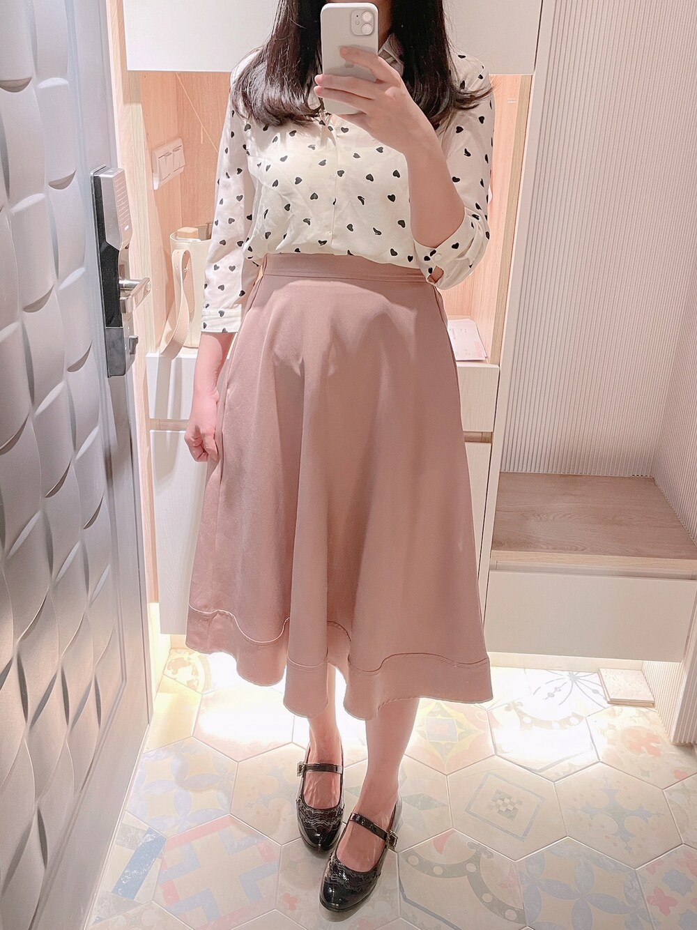「NETのアイテム（シャツ/ブラウス、ベージュ系）」を使った、六さん（レディース・165cm）の夏コーディネートの1枚目の写真