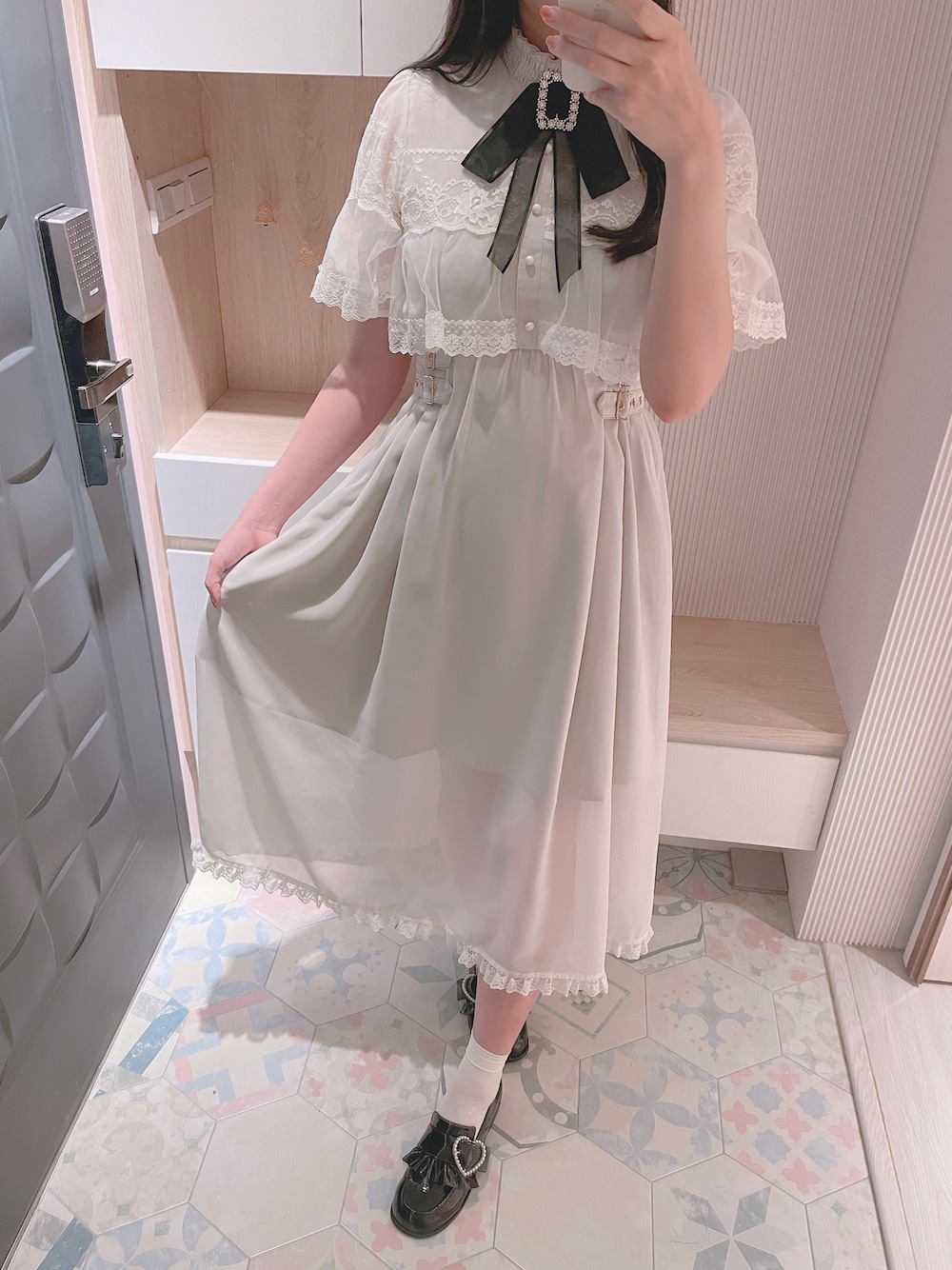 「ROJITAのアイテム（ワンピース/ドレス、ホワイト系）」を使った、六さん（レディース・165cm）の春コーディネートの1枚目の写真
