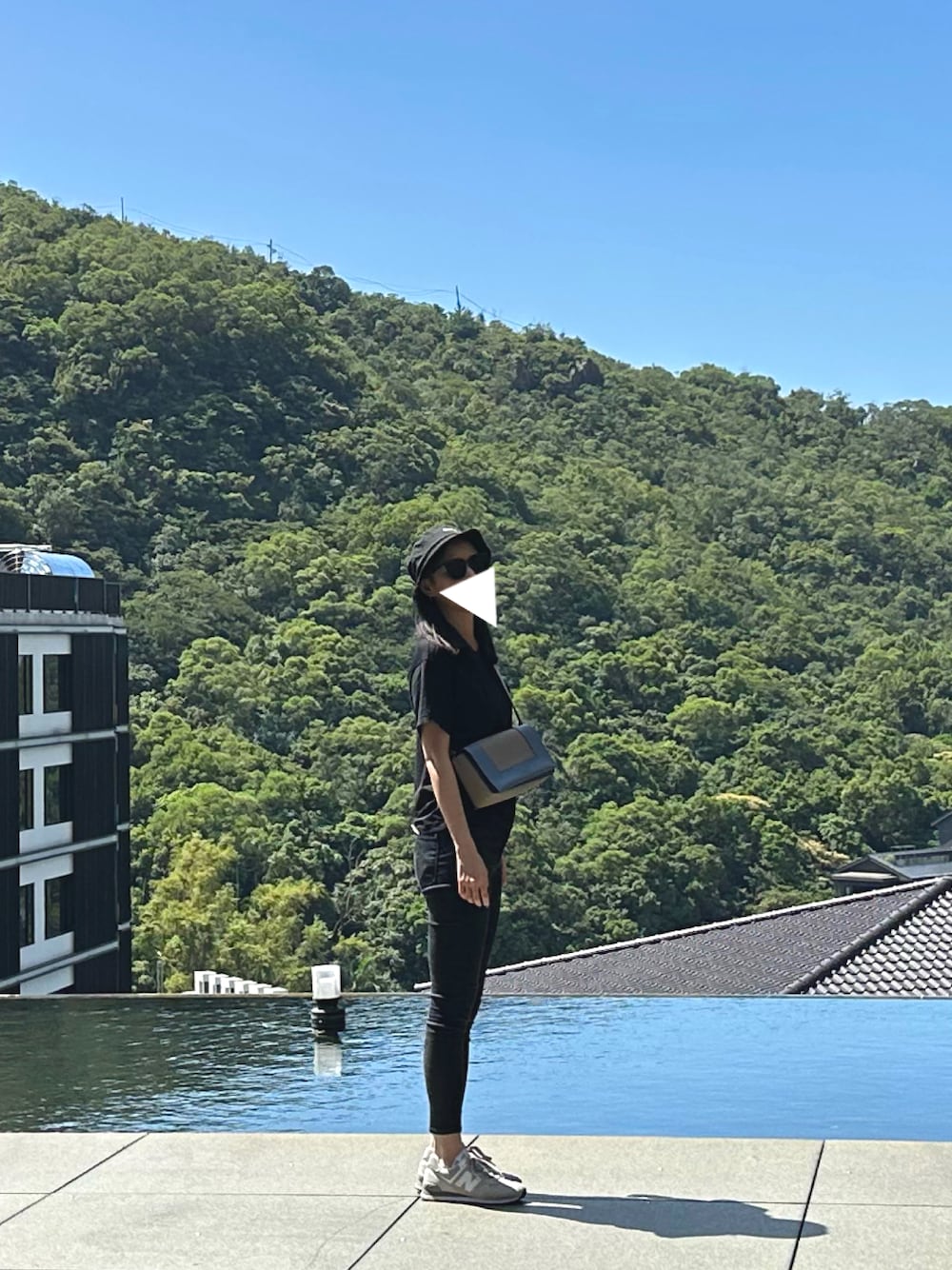 「秋コーデ、お出かけコーデ、staycation、Stüssy、New Balance、J BRAND、CELINE、Acne Studios、温泉旅行」｜「J BRANDのJ Brand Alana High Rise Crop Skinny Jeans（デニムパンツ、ブラック系）」を使った、luluさん（レディース・172cm）の秋コーディネートの1枚目の写真
