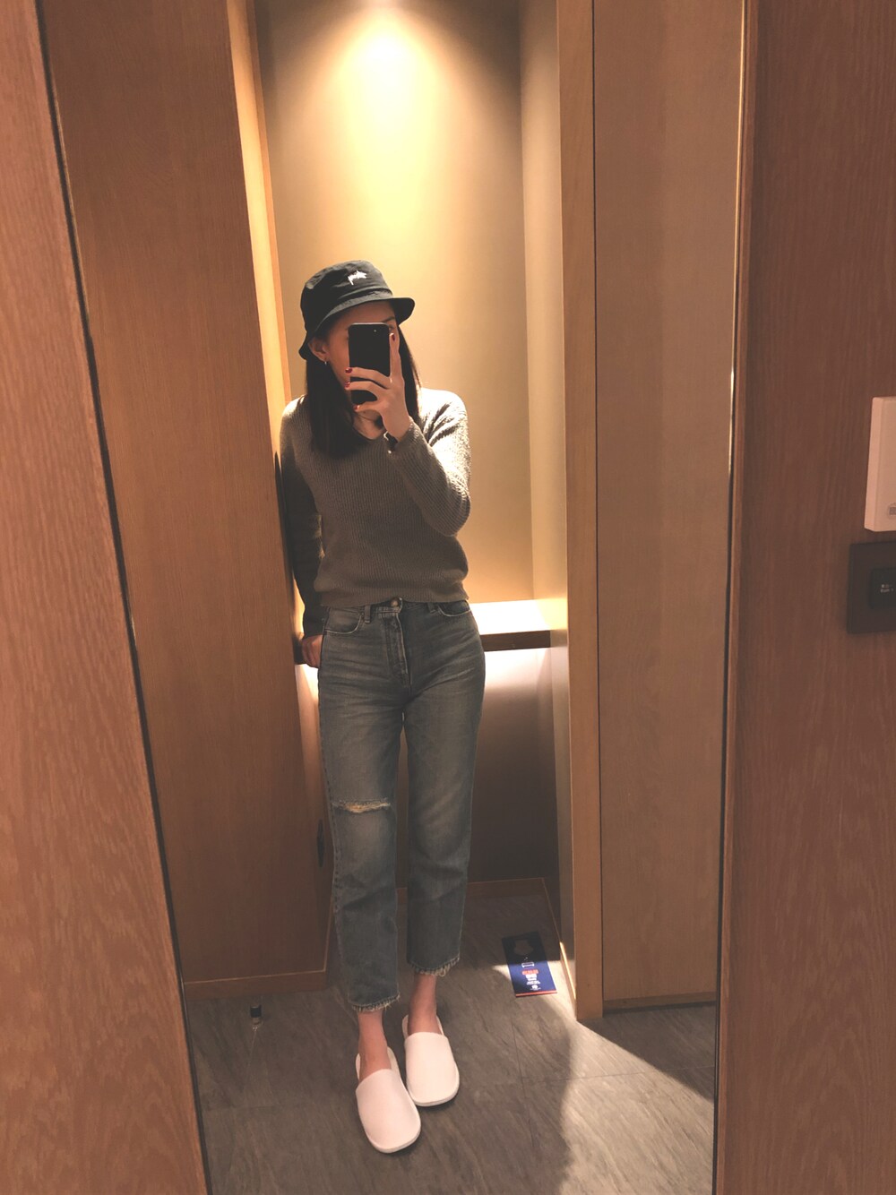 「ootd、staycation、冬コーデ、moussy、stussy、Ungrid、デニム、バッケットハット、Hilton」｜「Ungridの【10周年限定】オーガニックコットンクロップドクラッシュデニム（デニムパンツ、ブルー系）」を使った、luluさん（レディース・172cm）の冬コーディネートの1枚目の写真