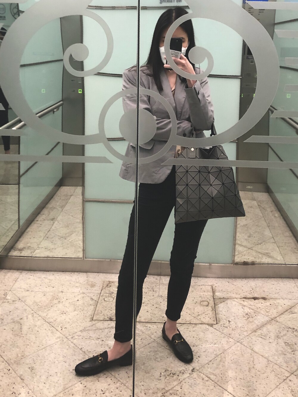 「ootd、ビジネスコーデ、エレベーター、business casual、GUCCI、ZARA、UNIQLO、BAO BAO ISSEY MIYAKE、面接コーデ」｜「GUCCIのGucci - Jordaan ローファー - women - レザー - 40（モカシン/デッキシューズ、ブラック系）」を使った、luluさん（レディース・172cm）の春コーディネートの1枚目の写真