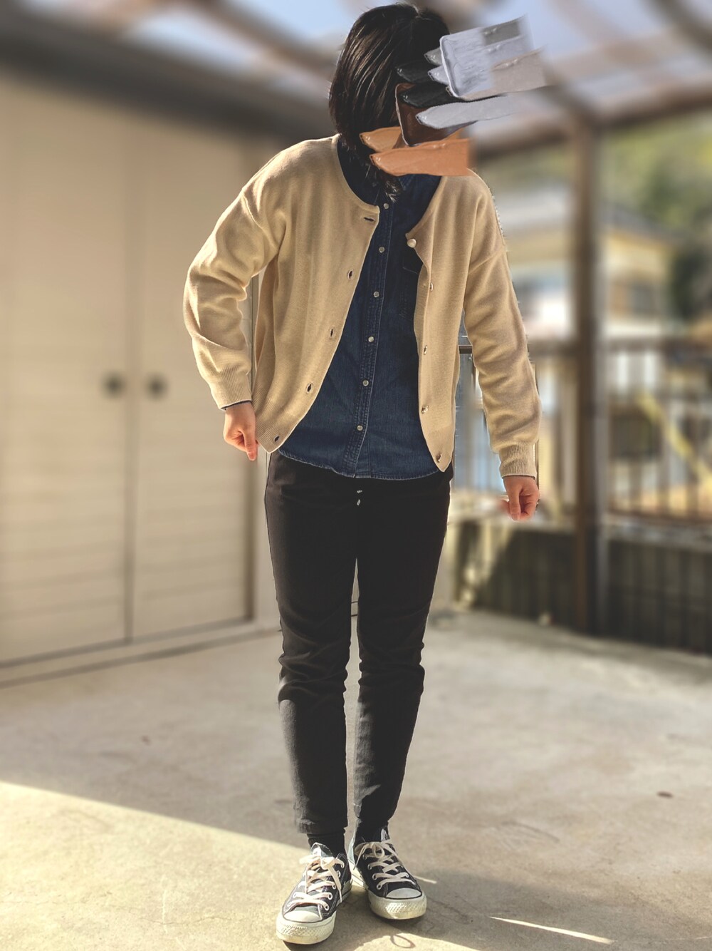 「オトナカジュアル、コンバース、黒スキニー、デニムシャツ、デニム、カーディガン」｜「CONVERSEのCONVERSE / CVS ALL STAR OX（スニーカー、ブラック系）」を使った、maaa。さん（レディース・154cm）の冬コーディネートの1枚目の写真