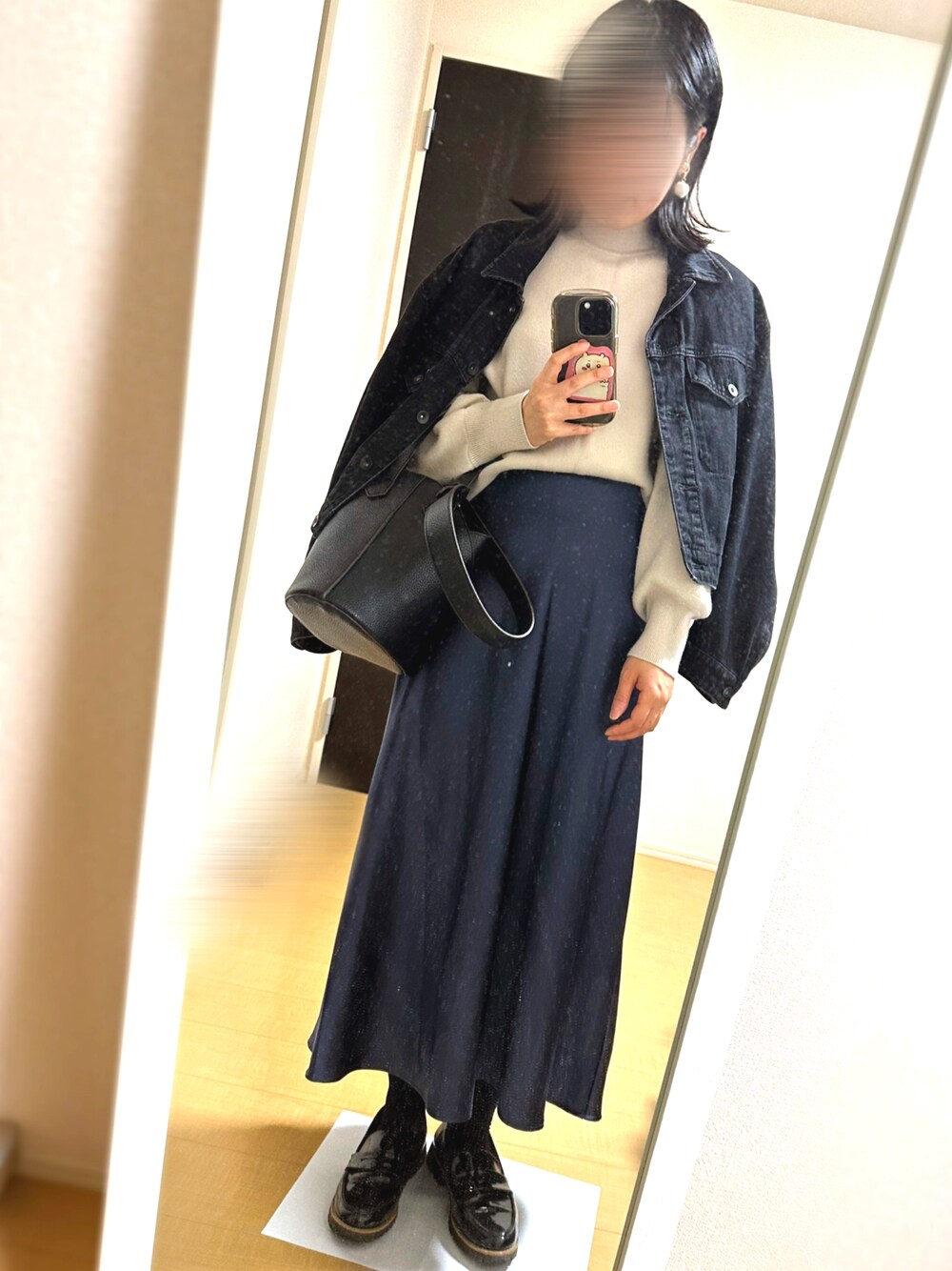 「秋のコーデ、シンプルコーデ、サテンスカート、ローファー、GU、Gジャン」｜「UNIQLOの3990円（デニムジャケット、ブラック系）」を使った、maaa。さん（レディース・154cm）の秋コーディネートの1枚目の写真