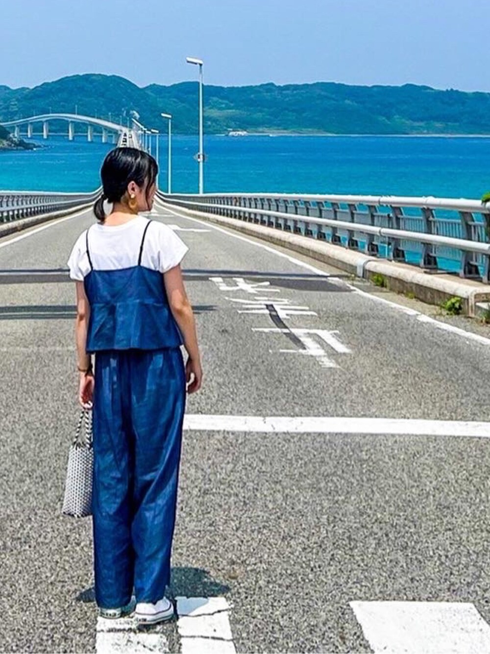 「夏コーデ、オトナカジュアル、ゆるコーデ、お出かけコーデ、LOWRYS FARM、デニム」｜「LOWRYS FARMのカラフルアミアミバッグ　260825（かごバッグ、ブラック系）」を使った、maaa。さん（レディース・154cm）の夏コーディネートの1枚目の写真