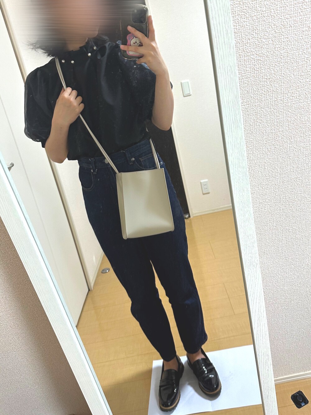 「大人カジュアル、秋コーデ、GU、デニム、しまむら、デニムパンツ、ローファー」｜「LOWRYS FARMのミドルスクエアショルダー　875012（ショルダーバッグ、ホワイト系）」を使った、maaa。さん（レディース・154cm）の秋コーディネートの1枚目の写真