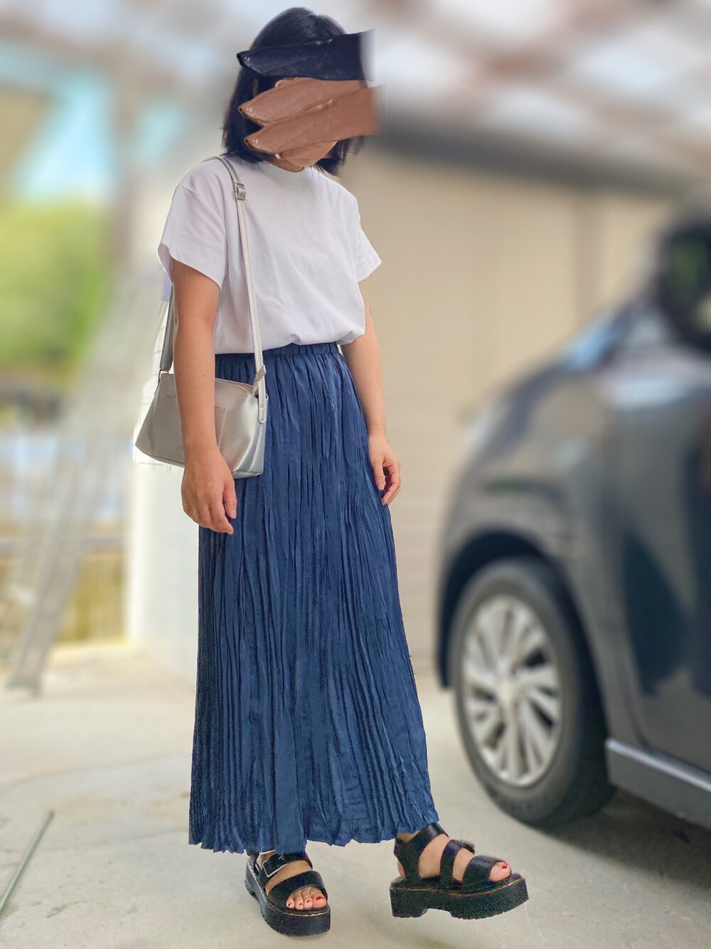 「大人コーデ、オトナカジュアル、厚底サンダル、白Tシャツ、GU」｜「RAGEBLUEのサテンニュアンスプリーツスカート/924346（スカート、ブルー系）」を使った、maaa。さん（レディース・154cm）の秋コーディネートの1枚目の写真
