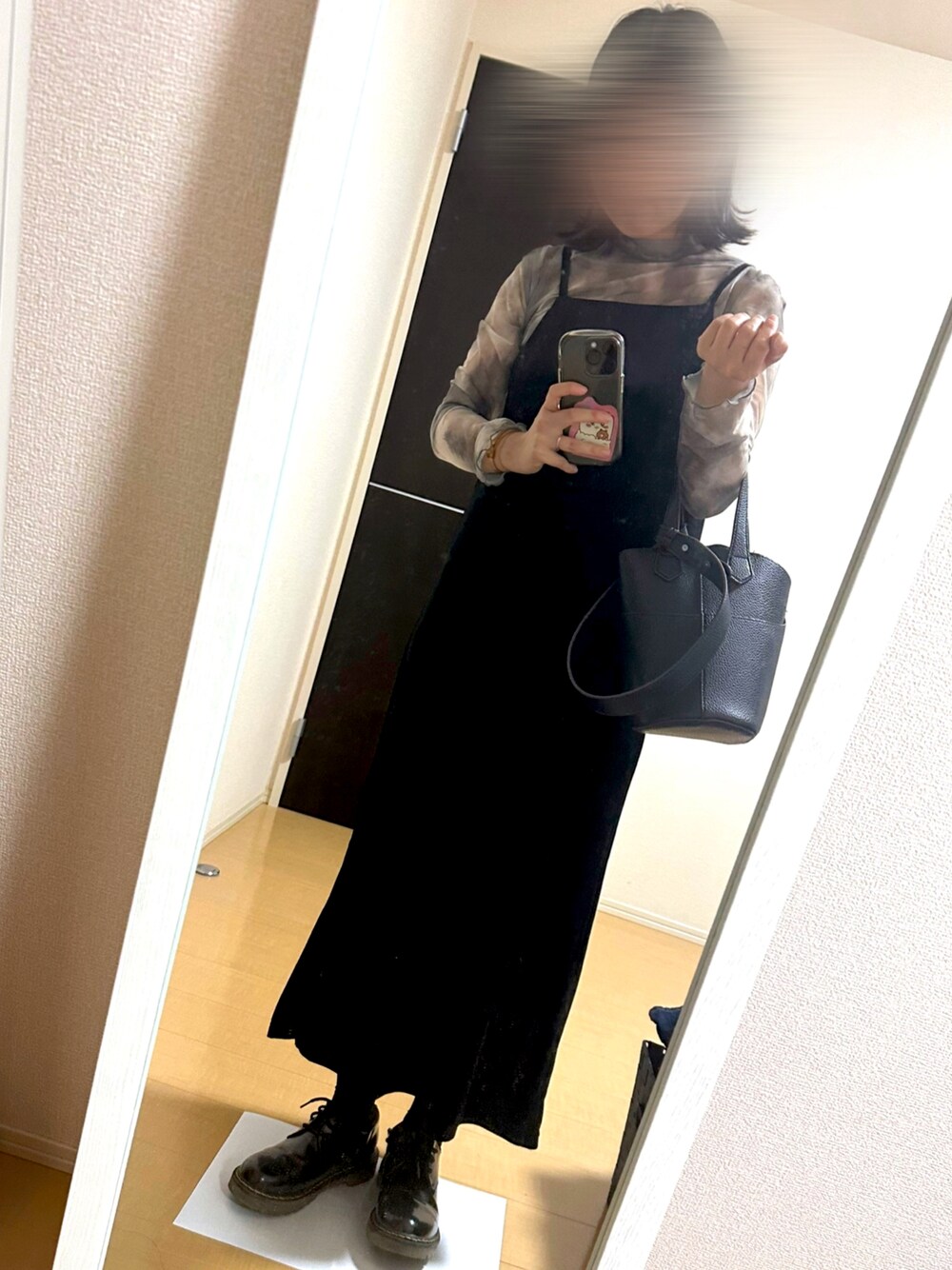 「大人かわいい、スカートスタイル、サロペットスカート、モノトーン、ベロア、GU、シアートップス」｜「MAISON BREEZEのシーンやコーデによって変形可能な万能バッグ♪【MAISON BREEZE】ハイクオリティ2WAYバケツショルダーバッグ SCCH26　【自立型】（ショルダーバッグ、ブラック系）」を使った、maaa。さん（レディース・154cm）の秋コーディネートの1枚目の写真