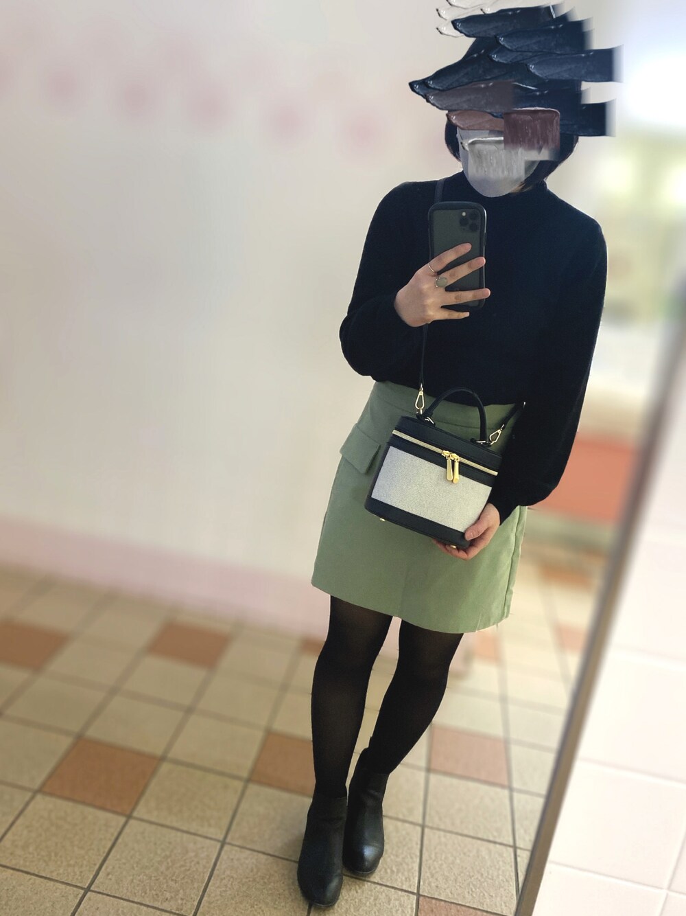 「大人女子、おしゃれさんと繋がりたい、お出かけコーデ、バニティバッグ、しまむら、シンプル、スカートスタイル、ブラックコーデ、GU」｜「しまむらの1900円（バッグ、ブラック系）」を使った、maaa。さん（レディース・154cm）の冬コーディネートの1枚目の写真