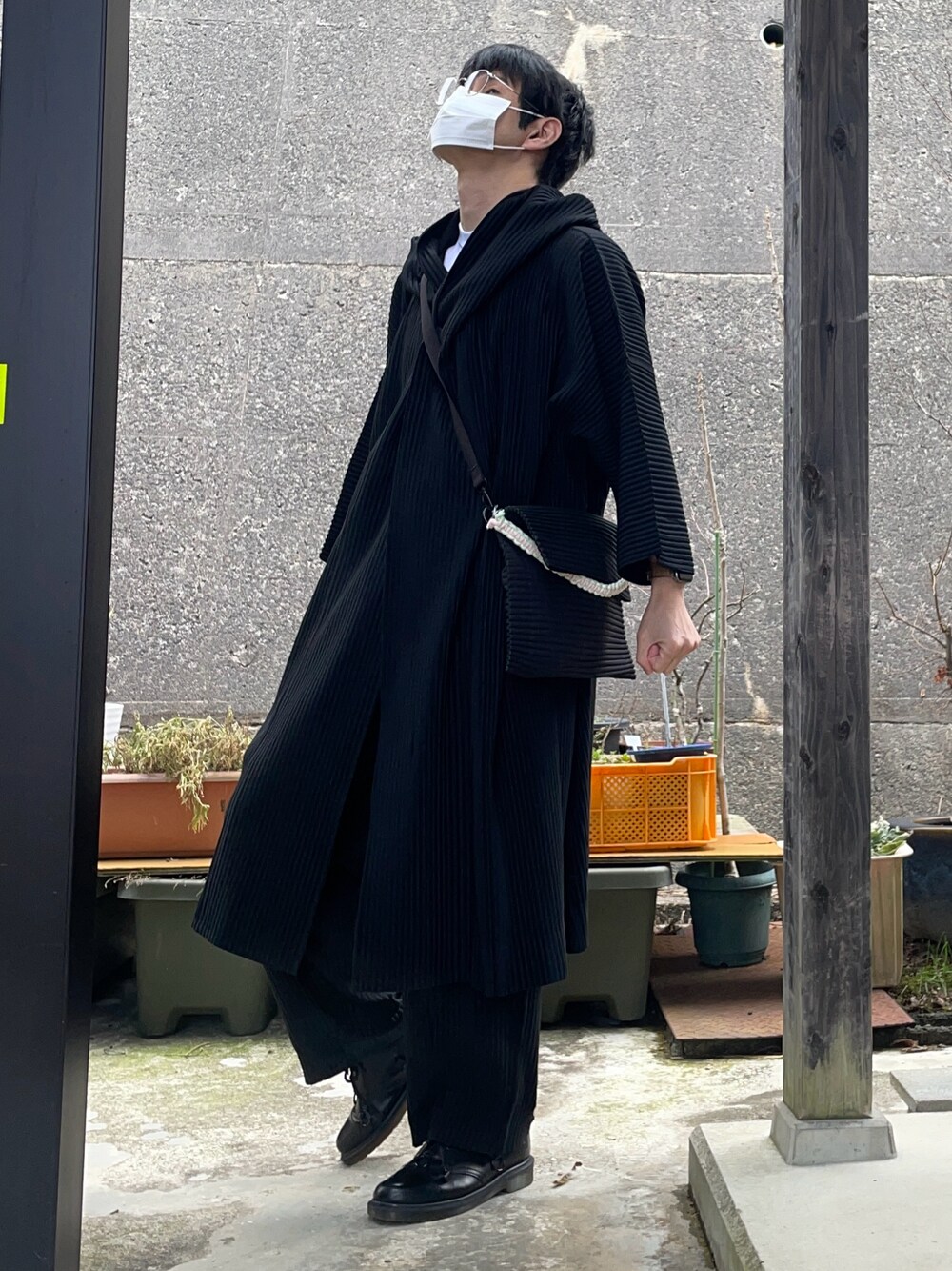 HOMME PLISSE ISSEY MIYAKEのステンカラーコートを使ったメンズ人気