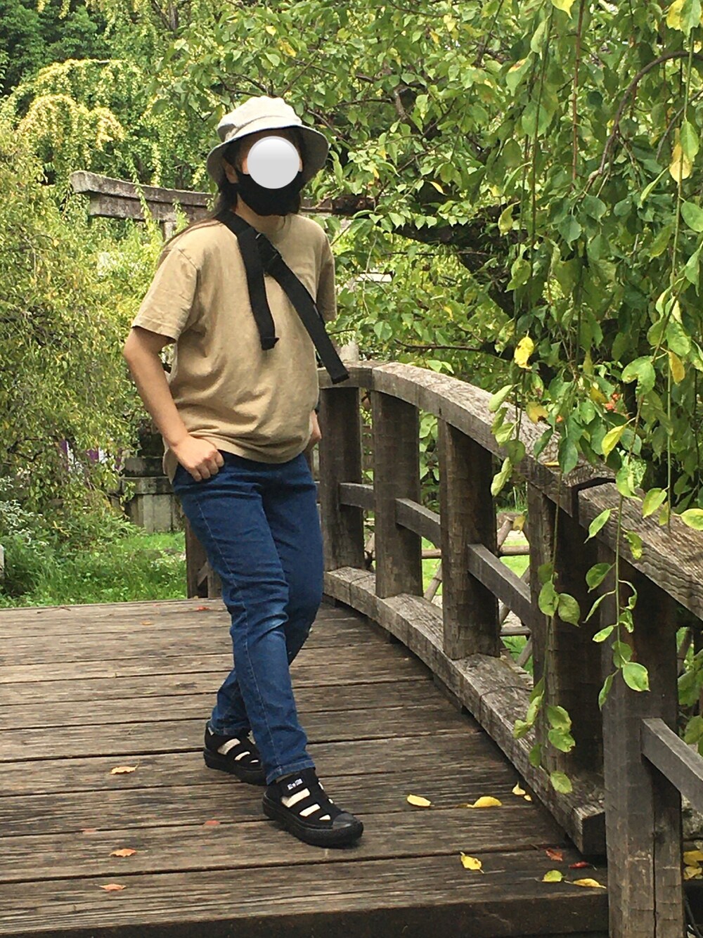 「カジュアルコーデ、低身長、シンプルコーデ、おしゃれさんと繋がりたい、Tシャツ、ゆったりコーデ、KBF、converse、コンバース、サンダルに靴下、バケットハット、プチプラコーデ、パンツスタイル、いいね、save、フォローお願いします🤑」｜「KBFのスモールロゴTEE（Tシャツ/カットソー、ベージュ系）」を使った、みんごさん（レディース・150cm）の秋コーディネートの1枚目の写真
