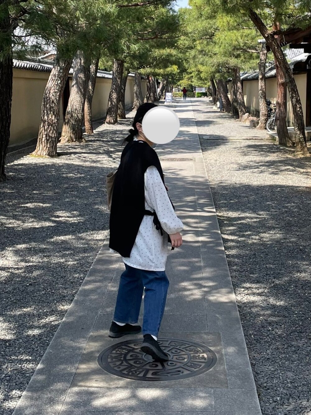 「春コーデ、カジュアルコーデ、プチプラ、春、ootd、低身長、低身長コーデ、ローリーズファーム(LOWRYS FARM)、春カラー、Kastane、ドット、ベスト、いいね、save、フォローお願いします🤑、京都」｜「LOWRYS FARMのサイドスリットベスト　869121（ベスト、ブラック系）」を使った、みんごさん（レディース・150cm）の春コーディネートの1枚目の写真