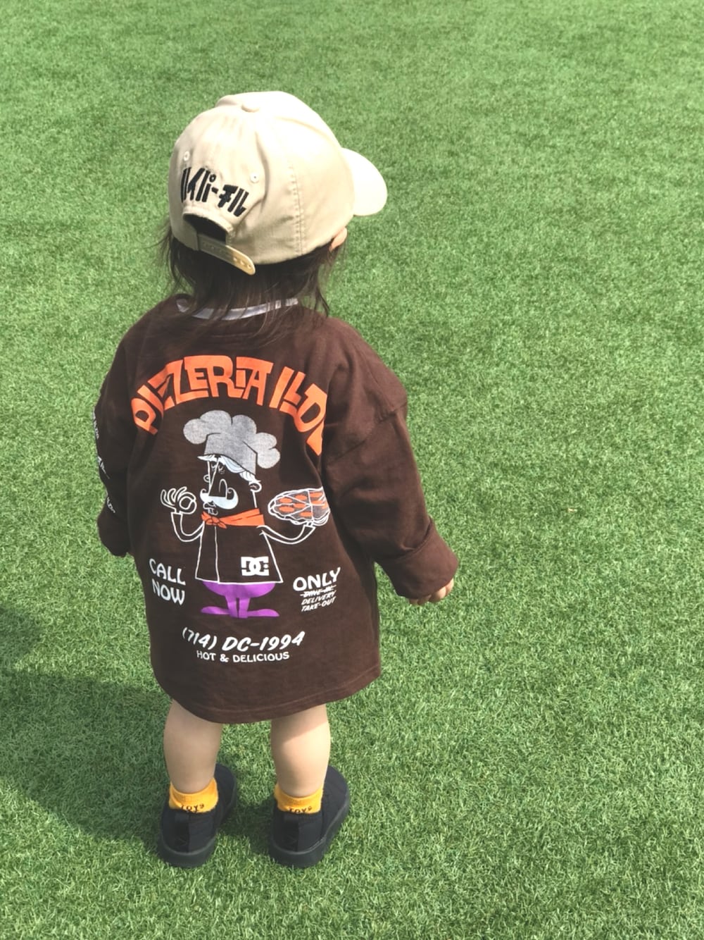 「春のNewスタイル、キッズファッション、カジュアルコーデ、女の子コーデ、今日のコーデ、キッズコーデ、Tシャツワンピ、ストリート、2歳、キャップ」｜「MARKEY'Sの【NEGO6/ネゴシックス】別注ハイパーチルCAP(kids/50～56cm)（キャップ、ベージュ系）」を使った、Uさん（キッズ・90cm）の春コーディネートの1枚目の写真