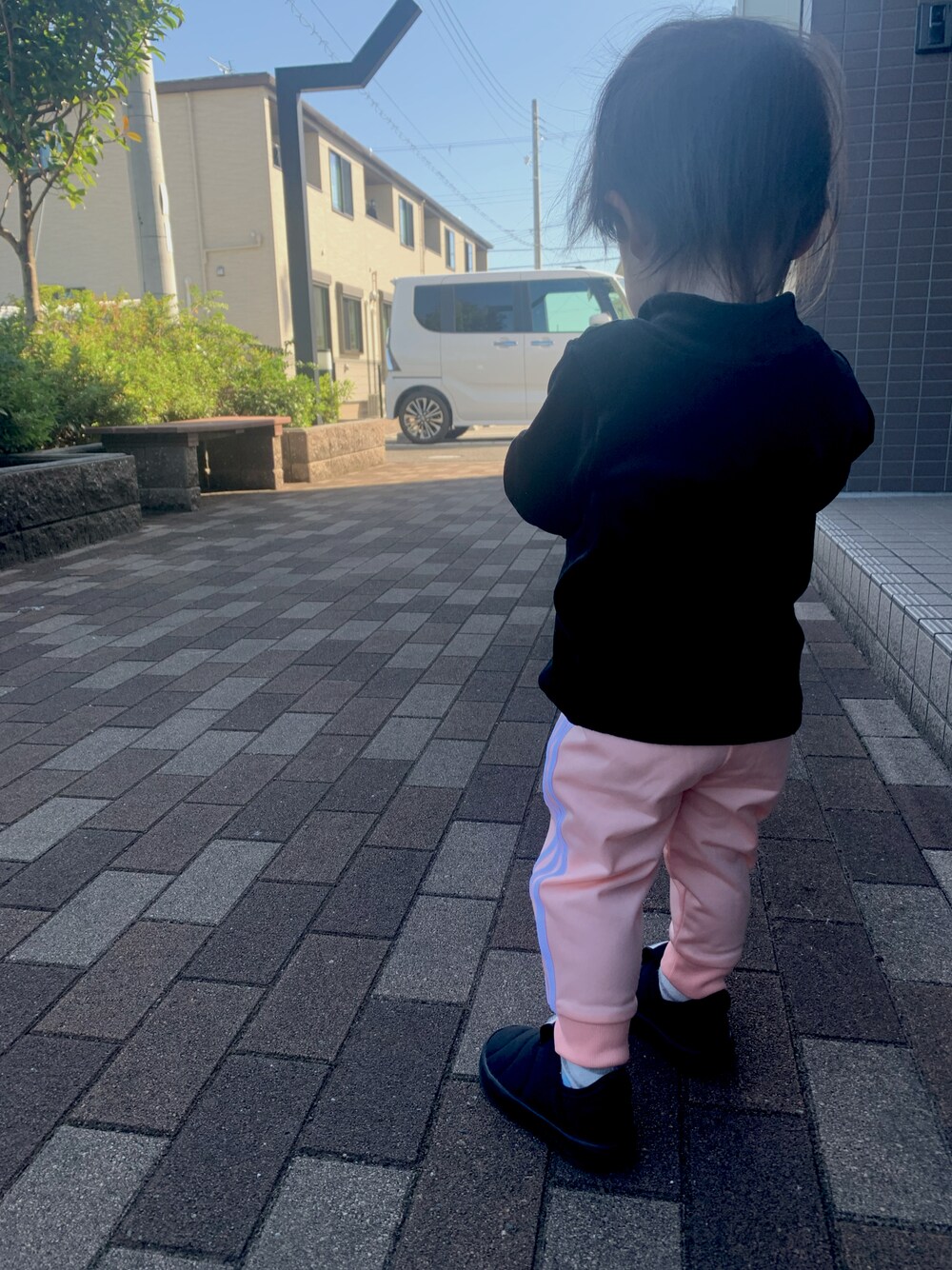 「女の子、秋冬コーデ、カジュアルコーデ、ジャージ、adidas originals、キッズファッション、キッズコーデ、ベビーコーデ、ベビーファッション」｜「adidas Originalsのアイテム（パンツ、ピンク系）」を使った、Uさん（キッズ・90cm）の秋コーディネートの1枚目の写真
