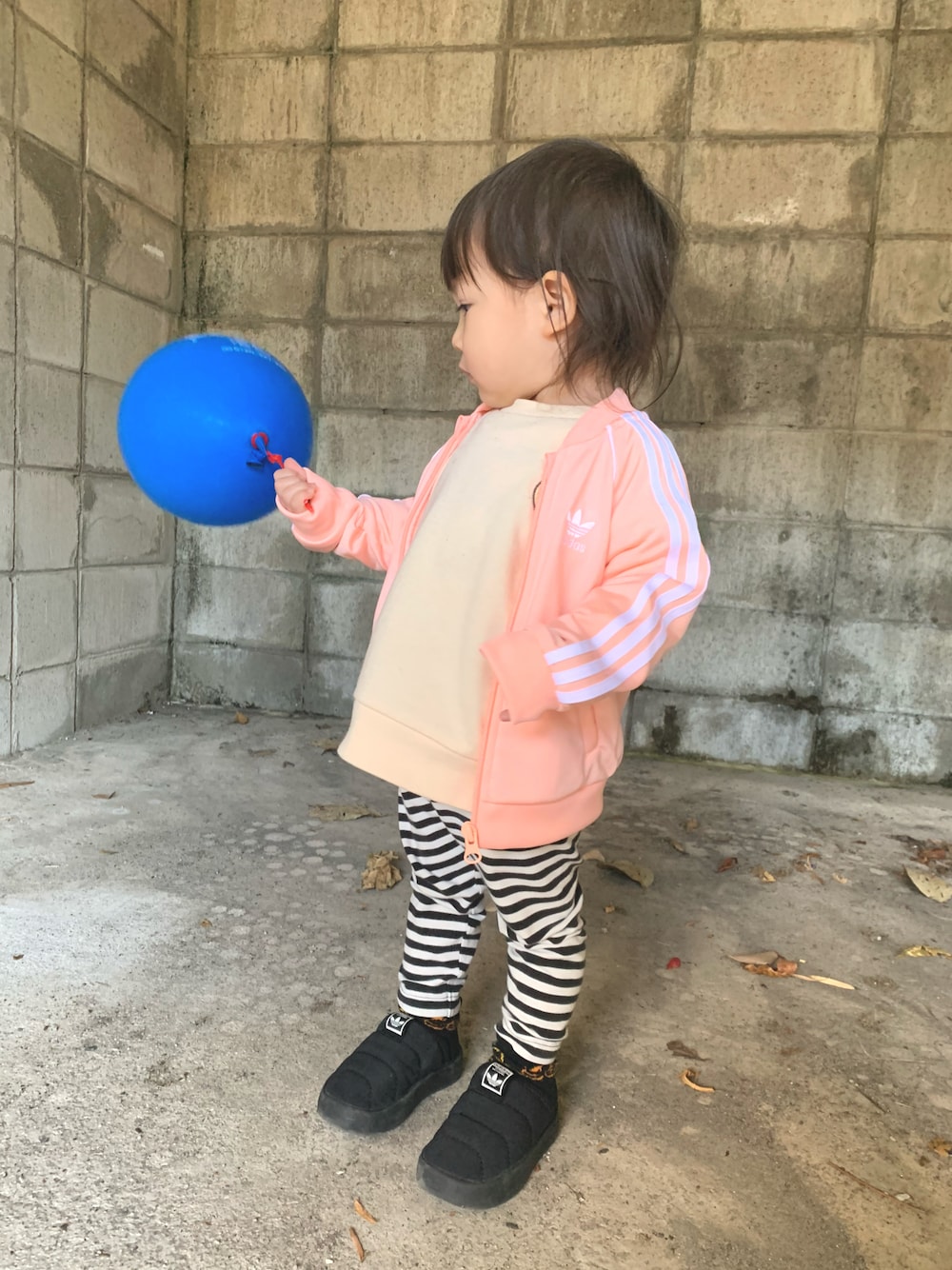 「スウェット、ジャージ、アディダスオリジナルス、adidas originals、ボーダー、おんなのこ、おんなのこコーデ、キッズコーデ、キッズファッション、カジュアルコーデ、スポーツミックス」｜「UNIQLOのアイテム（パンツ、ブラック系）」を使った、Uさん（キッズ・90cm）の冬コーディネートの1枚目の写真