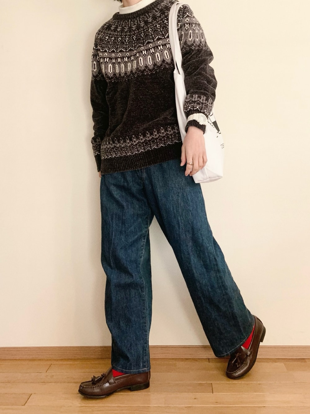 ブルー系のデニムパンツ、ブラウン系のその他シューズ、ホワイト系のニット/セーターを着用したレディースの冬コーディネートの1枚目の写真