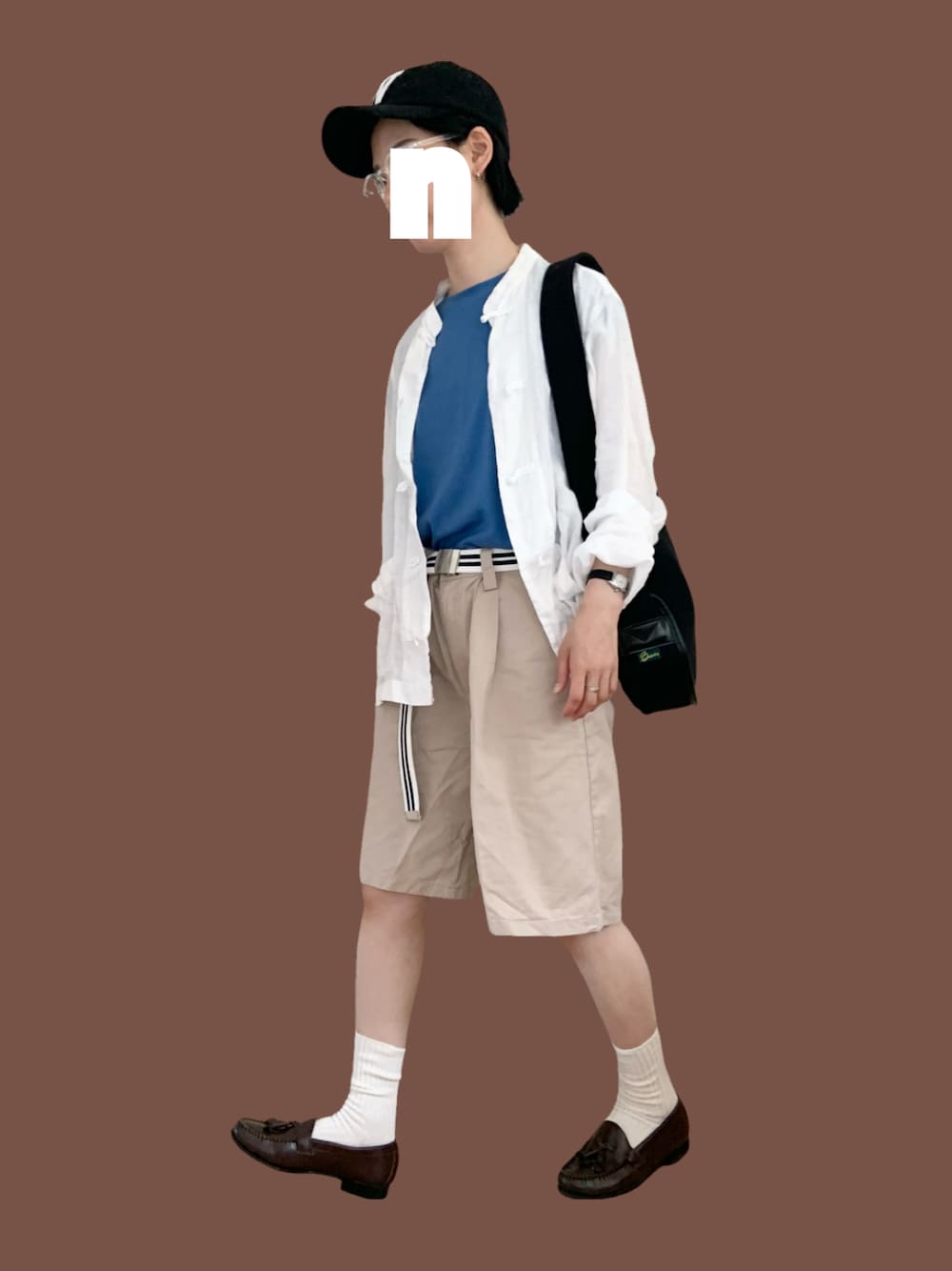 ブルー系のTシャツ/カットソー、ベージュ系のその他パンツ、ブラック系のショルダーバッグを着用したレディースの秋コーディネートの1枚目の写真
