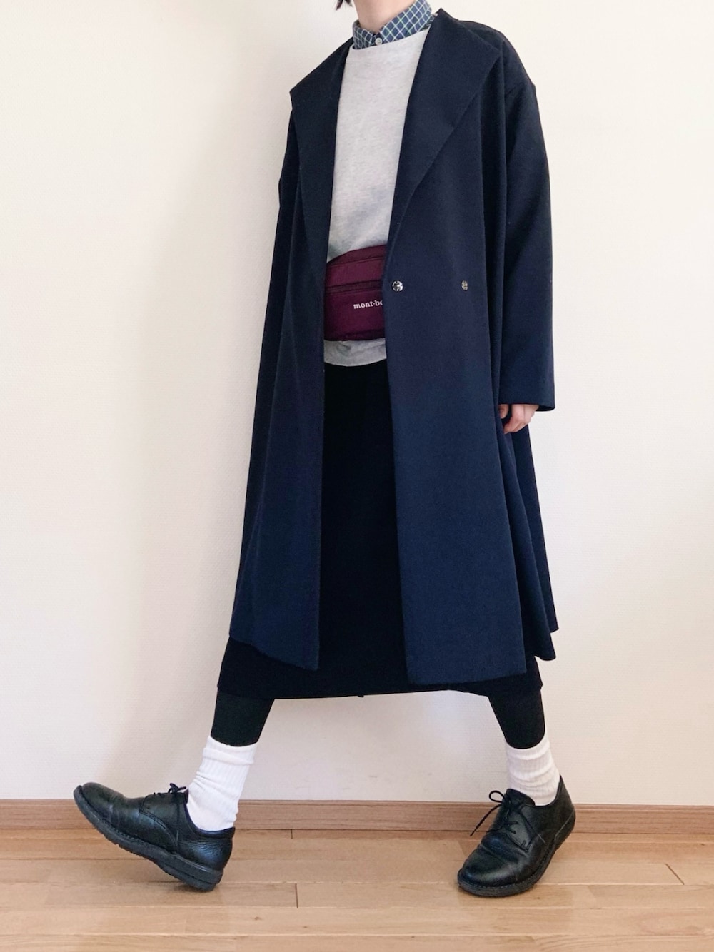 グレー系のスウェット、ブルー系のその他アウター、ブラック系のスカートを着用したレディースの冬コーディネートの1枚目の写真