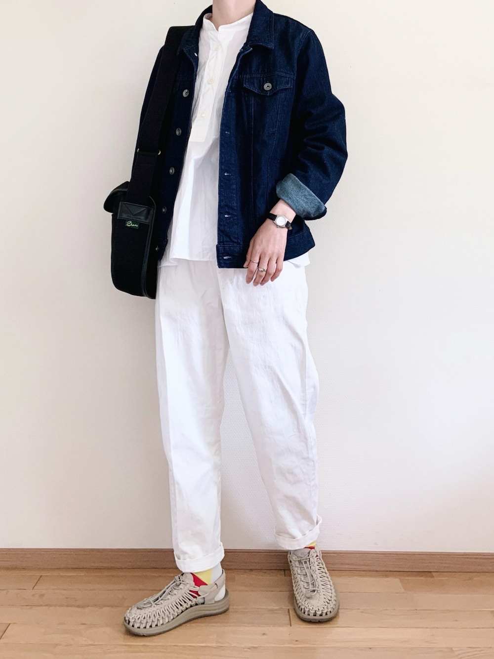 ホワイト系のその他パンツ、ベージュ系のサンダル、ブルー系のデニムジャケットを着用したレディースの春コーディネートの1枚目の写真