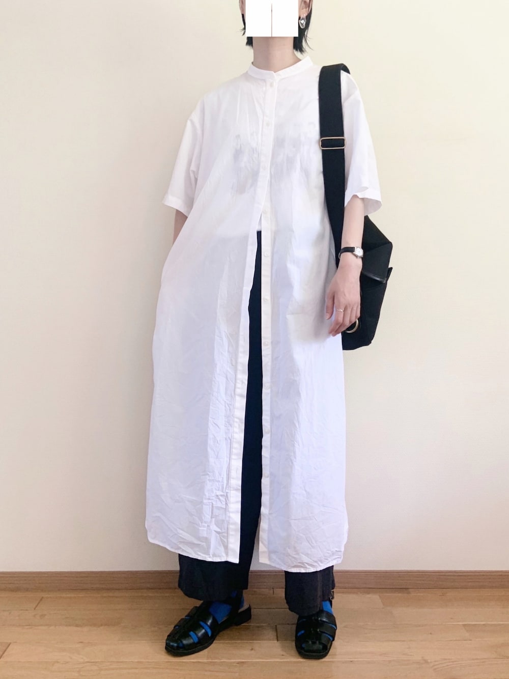 ブラック系のサンダル、ブラック系のその他パンツ、ホワイト系のTシャツ/カットソーを着用したレディースの夏コーディネートの1枚目の写真