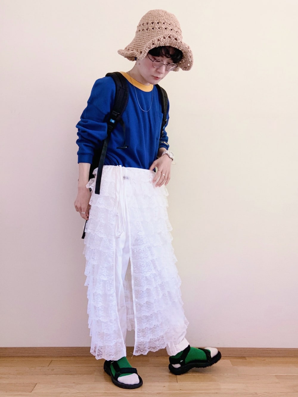 ブルー系のTシャツ/カットソー、ホワイト系のその他パンツ、ブラック系のシューズを着用したレディースの春コーディネートの1枚目の写真
