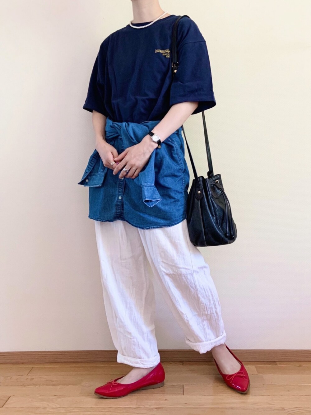 レッド系のパンプス、ホワイト系のその他パンツ、ブルー系のTシャツ/カットソーを着用したレディースの秋コーディネートの1枚目の写真
