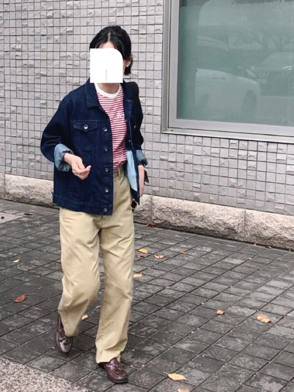 ベージュ系のチノパンツ、ブラウン系のその他シューズ、ブルー系のデニムジャケットを着用したレディースの秋コーディネートの1枚目の写真