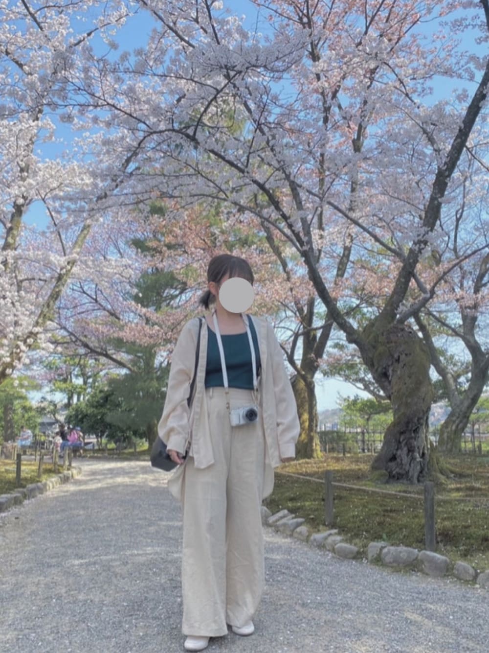 「ベージュ、ベージュコーデ、カメラ女子、花見」｜「RAGEBLUEのアイテム（シャツ/ブラウス、ベージュ系）」を使った、ちゃたにさん（レディース・151cm）の夏コーディネートの1枚目の写真