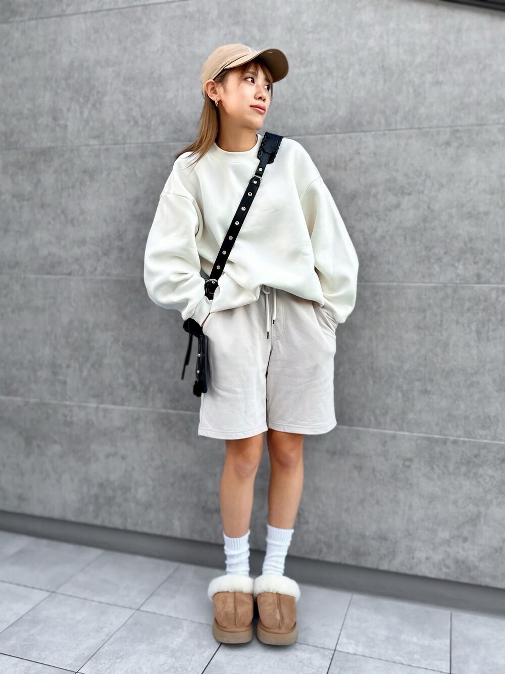 「秋冬コーデ、今日のコーデ、ワンマイル、ハーフパンツ、シンプルスタイル、PR、お洒落さんとつながりたい、ママファッション、ベージュ、着回しコーデ、アウトドアスタイル、初秋コーデ、スウェット、GU、UGG」｜「GUのアイテム（スウェットパンツ、ホワイト系）」を使った、MIRAIさん（骨格ウェーブ・レディース・162cm）の秋コーディネートの1枚目の写真