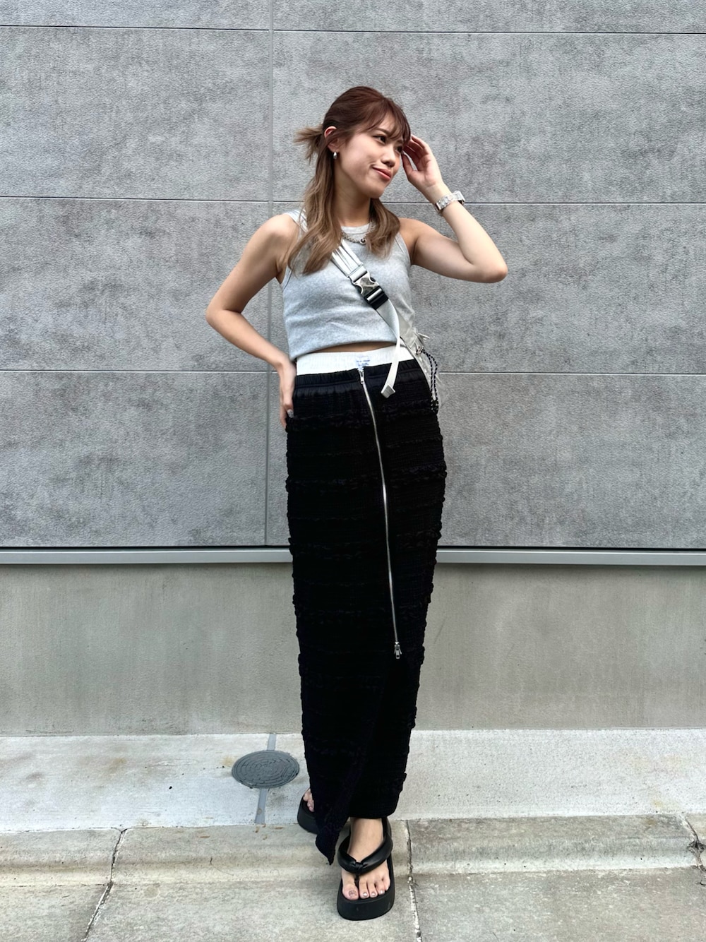 「レイヤードスタイル、夏コーデ、フェスコーデ、ブラトップ、タンクトップ、アメリカンスリーブ、大人かわいい、ロングスカート、サンダル、シルバーバッグ、モノトーンコーデ、プチプラコーデ、トレンド、夏だ！Tシャツ着よう！、大人カジュアル」｜「recaのフロントジップジャガードナロースカート（スカート、ブラック系）」を使った、MIRAIさん（骨格ウェーブ・レディース・162cm）の夏コーディネートの1枚目の写真