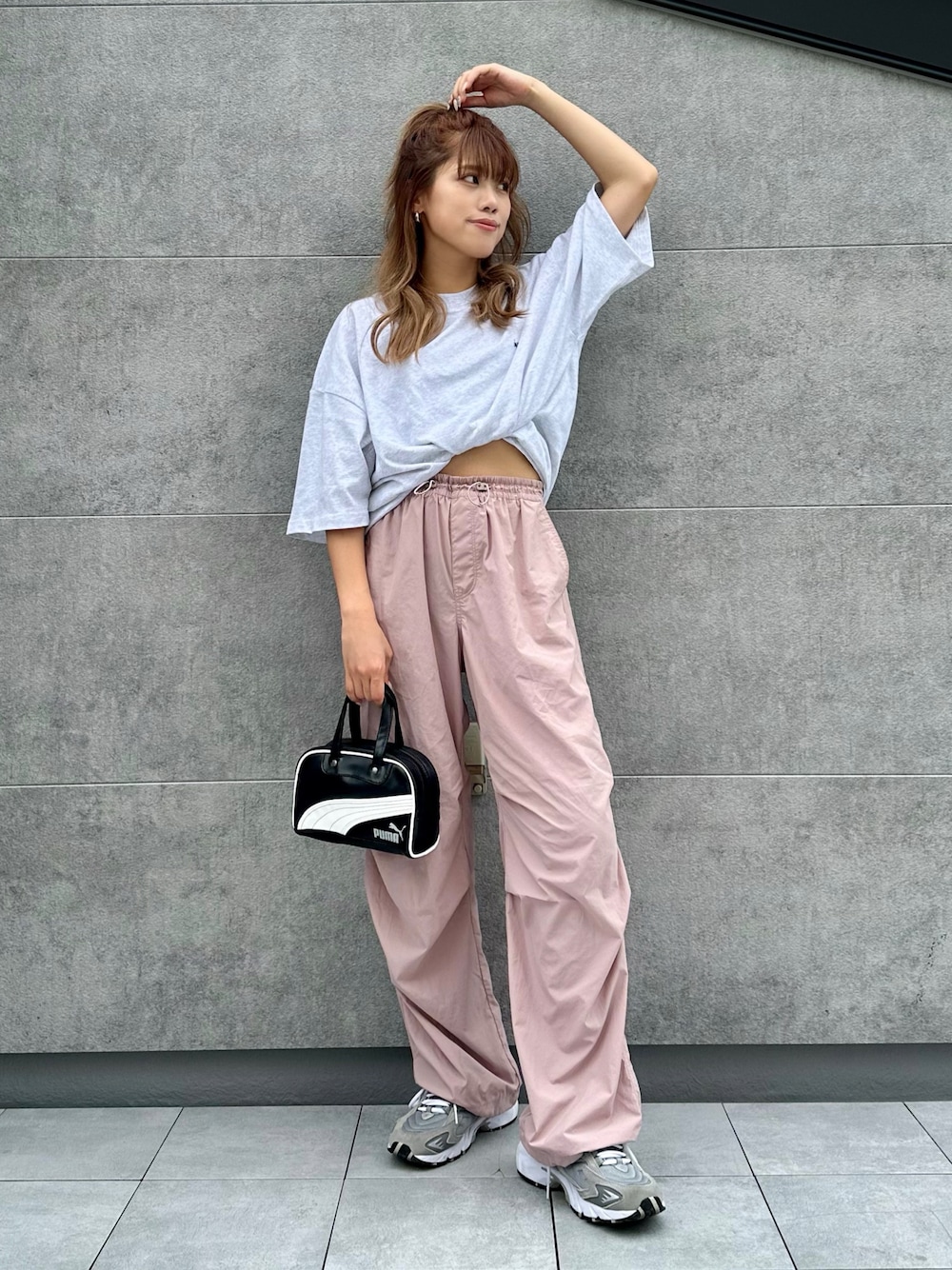 「プチプラ、夏コーデ、さらっと晴れやかスナップ、初夏コーデ、WEGO、ユニクロ、UNIQLO、ユニクロコーデ、パラシュートパンツ、ナイロンパンツ、カーゴパンツ、Tシャツ、大人可愛い、シンプルスタイル、大人カジュアル」｜「U.S. POLO ASSN.の∴WEGO/U.S.POLO ASSN.別注ヘビーウエイトBIGTシャツ（Tシャツ/カットソー、グレー系）」を使った、MIRAIさん（骨格ウェーブ・レディース・162cm）の夏コーディネートの1枚目の写真