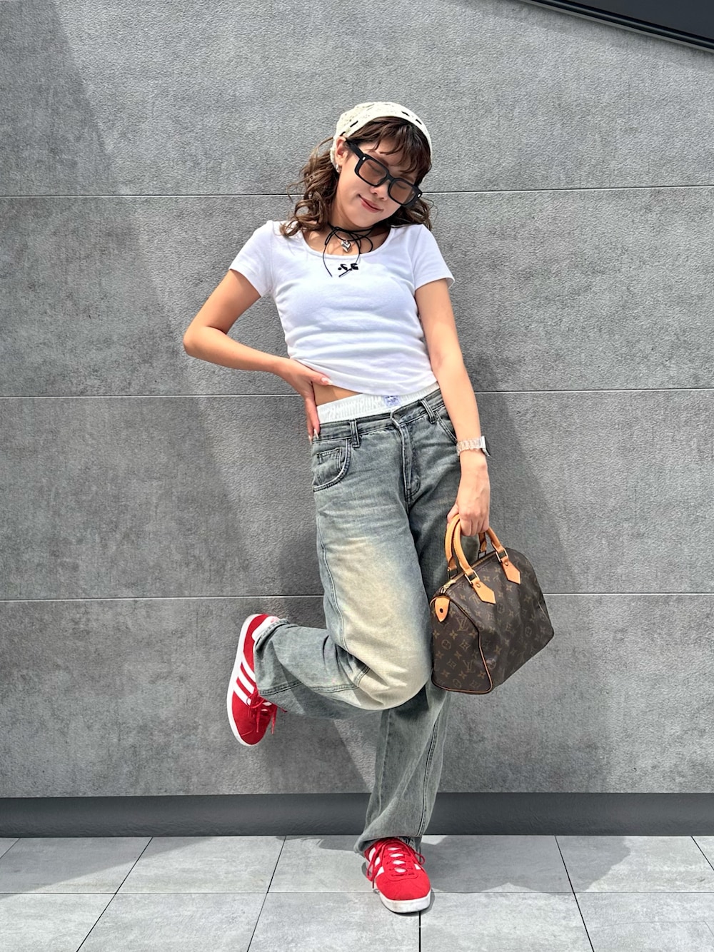「おでかけコーデ、デニム、スニーカー、見せパン、adidas、バブーシュカ、韓国ファッション、大人かわいい、夏コーデ、春夏コーデ、着回しコーデ、骨格ウェーブ、デニムコーデ、いいね、save、フォローお願いします🤑、白Tシャツ」｜「PHILLYの2WAYハートチョーカー（ネックレス、シルバー系）」を使った、MIRAIさん（骨格ウェーブ・レディース・162cm）の春コーディネートの1枚目の写真