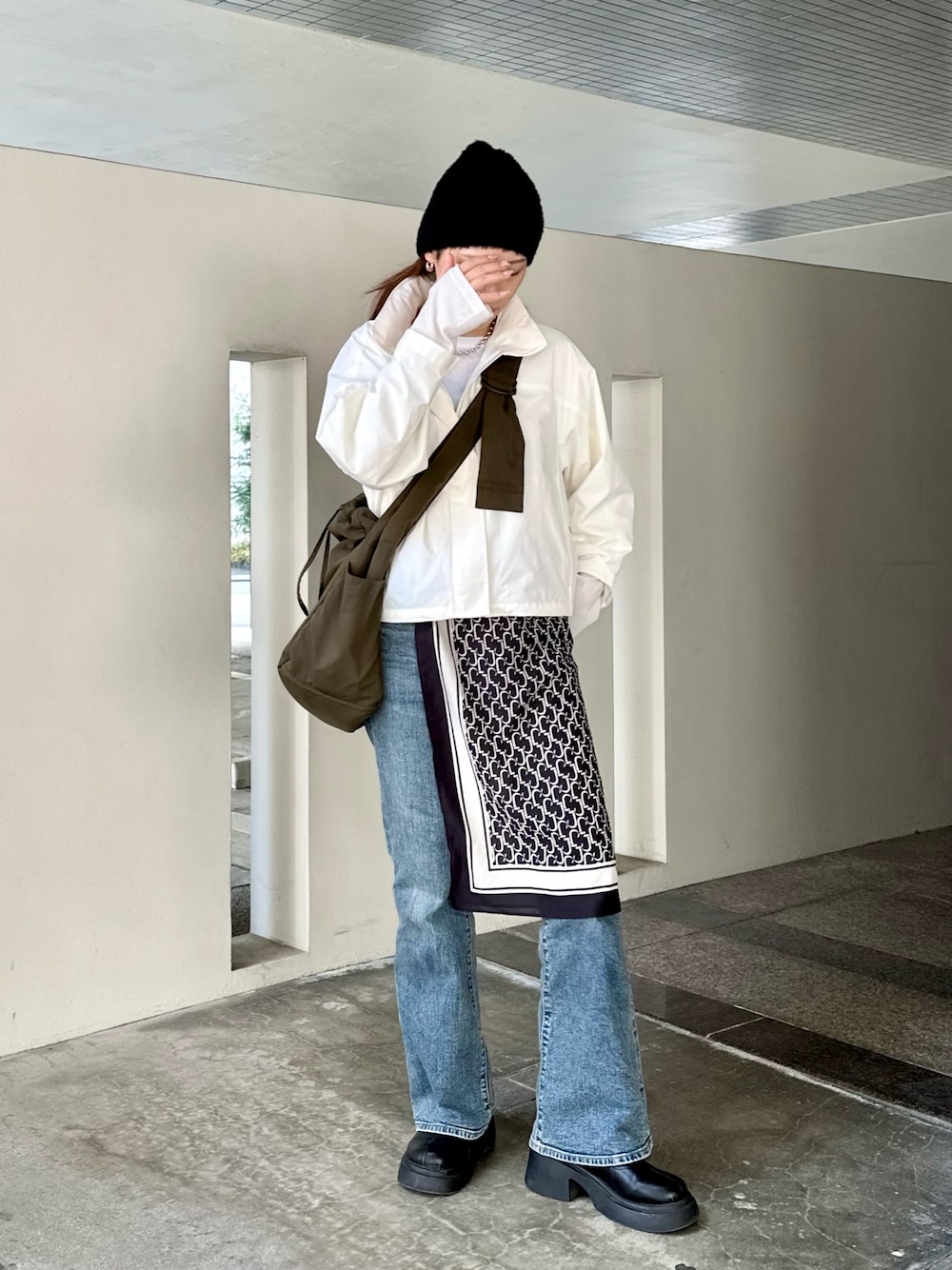 「春めき満開コーデ、ジャケット、ブルゾン、スカーフ、バンダナ、フレアデニム、ジーンズ、UNIQLO、GU、プチプラ、大人カジュアル、春コーデ、CIAOPANIC TYPY、厚底シューズ、シンプルコーデ」｜「JEANASISのレトロガラスカーフ/290639（バンダナ/スカーフ、ブラック系）」を使った、MIRAIさん（骨格ウェーブ・レディース・162cm）の春コーディネートの1枚目の写真