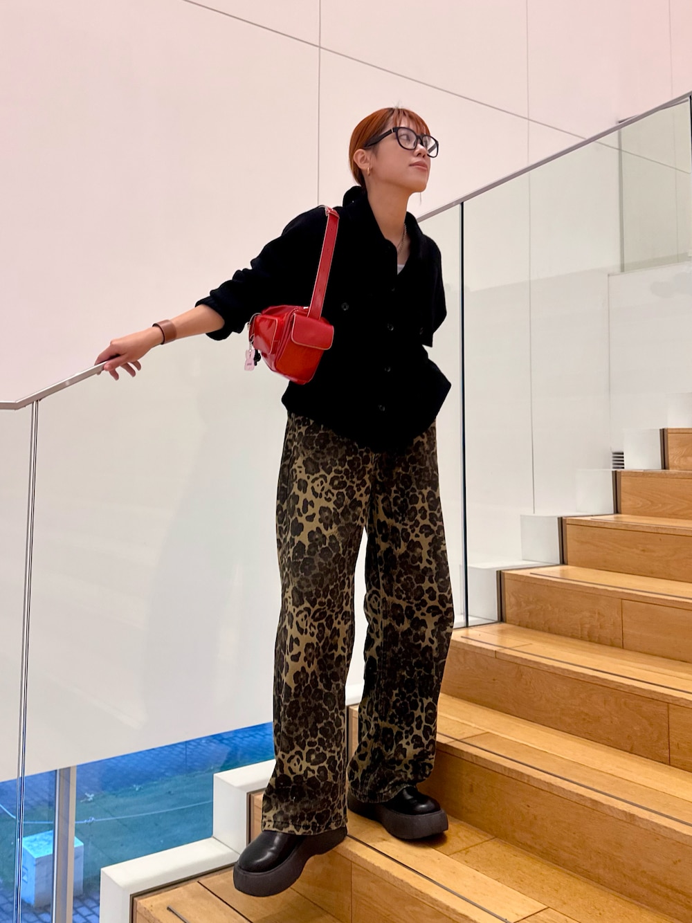 「秋っぽコーデ更新中、オトナカジュアル、ひょう柄、レオパード、UNIQLO、UNIQLO U、UNIQLOコーデ、サボ、キャセリーニ、赤バッグ、ニットジャケット、大人カジュアル、パンツスタイル、秋カラー、メガネ女子」｜「Casseliniの【2024春夏新作 新色追加】Casselini(キャセリーニ)キューブポケットバッグ（ショルダーバッグ、レッド系）」を使った、MIRAIさん（骨格ウェーブ・レディース・162cm）の秋コーディネートの1枚目の写真