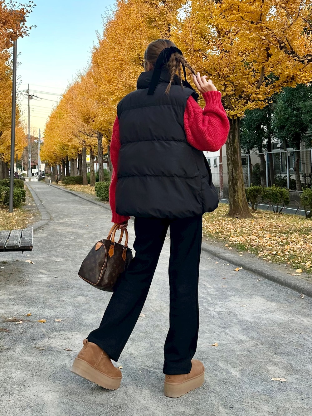 「今日のコーデ、アウターコーデ、赤ニット、ケーブルニット、UGG、ウルトラミニ、リブパンツ、recaコーデ、ママファッション、ダウンベスト、GU、パンツコーデ、大人かわいい、リボン、おしゃれさんと繋がりたい」｜「recaの【美シルエット！】極厚！ぬくぬくあったか！裏起毛セミワイドリブパンツ（その他パンツ、ブラック系）」を使った、MIRAIさん（骨格ウェーブ・レディース・162cm）の冬コーディネートの1枚目の写真