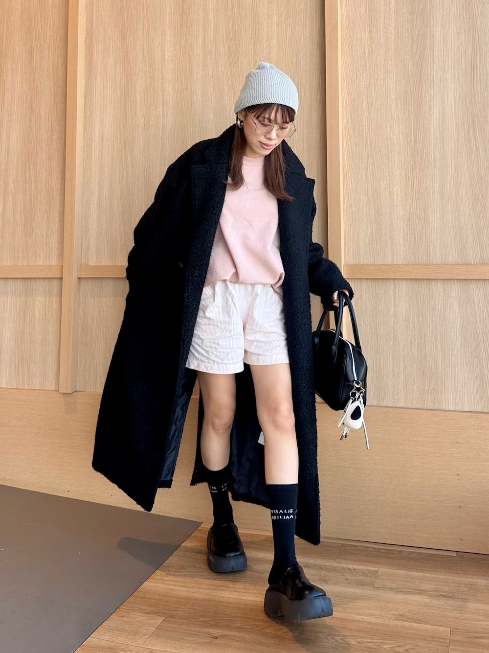 「春服コーデ、ロングコート、オトナカジュアル、ストライプパンツ、ショートパンツ、ピンク、バレンタイン、厚底シューズ、UNIQLO、ユニクロ、スウェット、楽チンコーデ、春服、ママコーデ、ダブルブリッジ」｜「AS KNOW AS plusの厚底バックオープンサボ（サンダル、ブラック系）」を使った、MIRAIさん（骨格ウェーブ・レディース・162cm）の冬コーディネートの1枚目の写真
