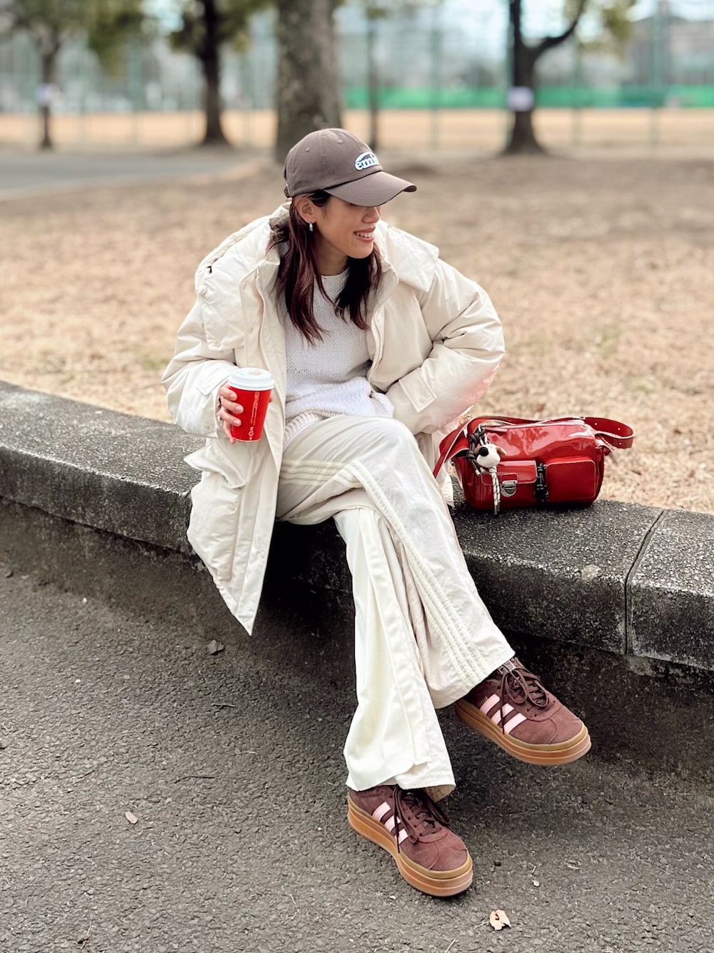 「チョコ色に染まれ、シンプルスタイル、バレンタイン、emis、gazelle、厚底スニーカー、ブラウン、赤バッグ、ダウンジャケット、ゆるコーデ、カジュアル、ワンマイル、ママコーデ、キャップ、ホワイトコーデ」｜「Casseliniの【2024春夏新作 新色追加】Casselini(キャセリーニ)キューブポケットバッグ（ショルダーバッグ、レッド系）」を使った、MIRAIさん（骨格ウェーブ・レディース・162cm）の冬コーディネートの1枚目の写真