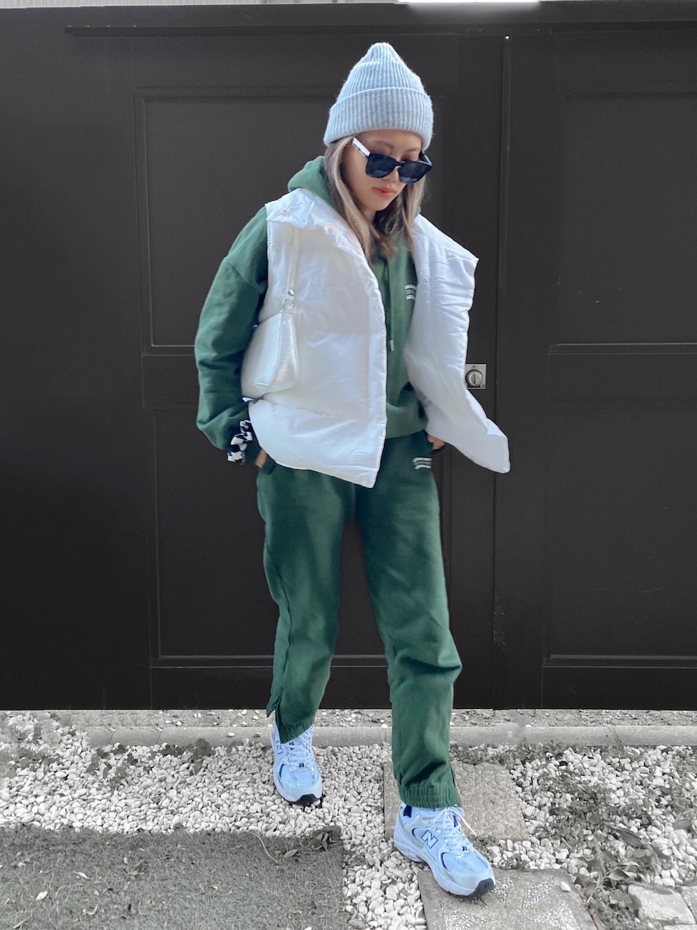 「カジュアルコーデ、春カラー、スニーカーコーデ、newbalance530、New Balance、セットアップ、ダウンベスト、スウェットコーデ、パーカー、ニット帽、海外セレブ風、海外系ファッション、ストリートコーデ、ママコーデ、ショルダーバッグ」｜「NEW BALANCEのNEW BALANCE / MR530（スニーカー、ホワイト系）」を使った、MIRAIさん（レディース・162cm）の冬コーディネートの1枚目の写真