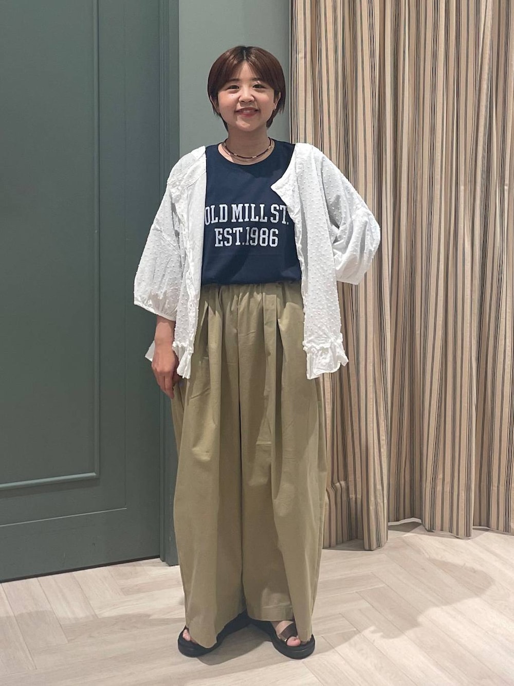 ベージュ系のその他パンツ、ブラウン系のサンダル、ベージュ系のシャツ/ブラウスを着用したレディースの夏コーディネートの1枚目の写真