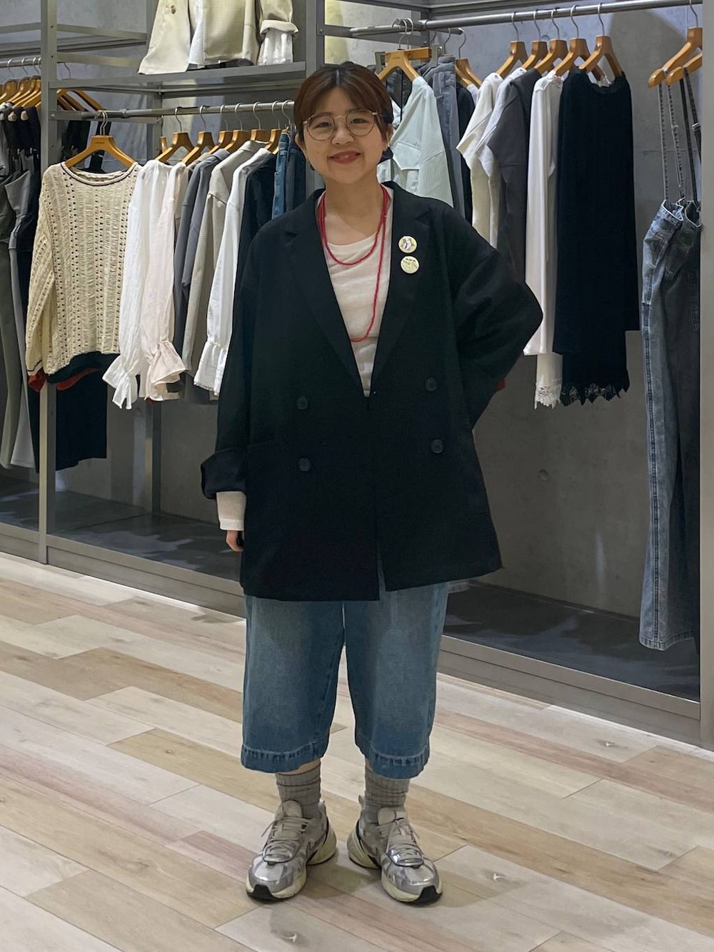 ホワイト系のTシャツ/カットソー、ブラック系のテーラードジャケット、ブルー系のデニムパンツを着用したレディースの春コーディネートの1枚目の写真