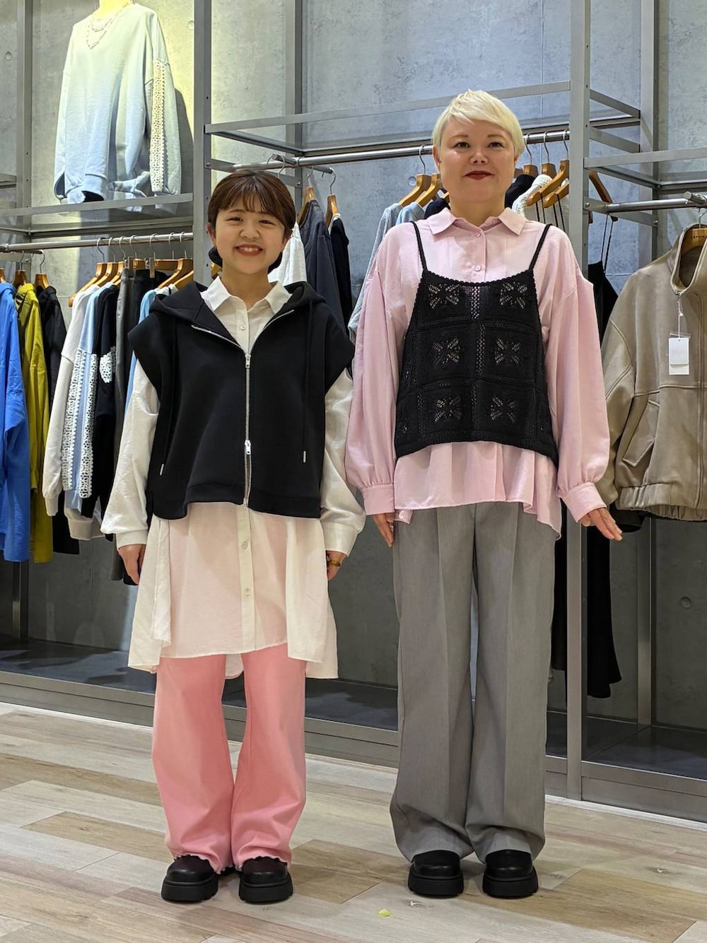 ベージュ系のシャツ/ブラウス、ブラック系のベスト、ピンク系のシャツ/ブラウスを着用したレディースの冬コーディネートの1枚目の写真