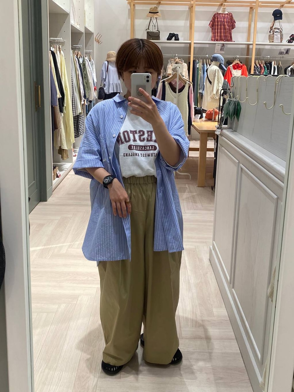 ベージュ系のその他パンツ、その他のシャツ/ブラウス、ホワイト系のTシャツ/カットソーを着用したレディースの夏コーディネートの1枚目の写真