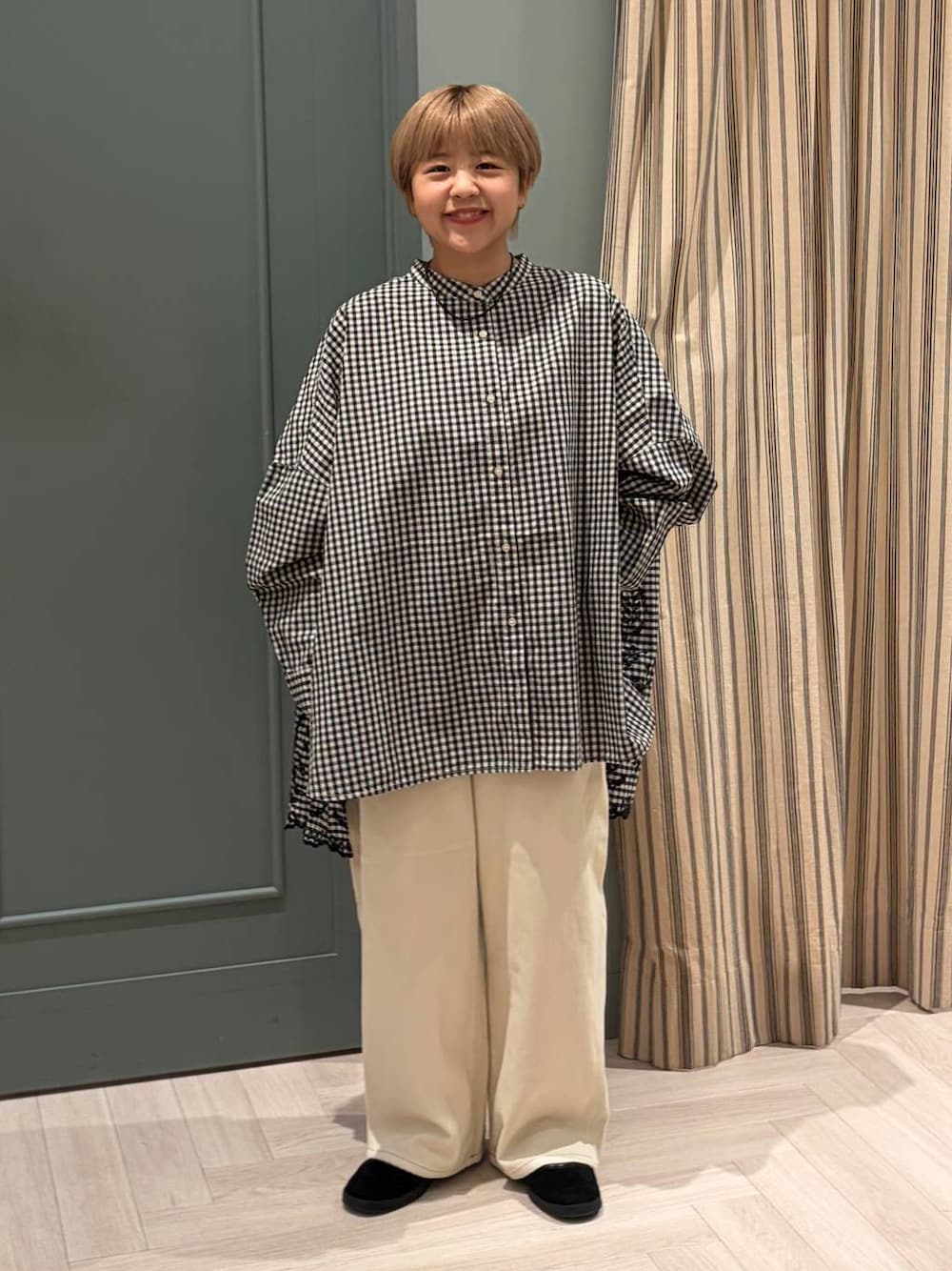 その他のシャツ/ブラウス、ホワイト系のその他パンツ、ブラック系のスニーカーを着用したレディースの秋コーディネートの1枚目の写真