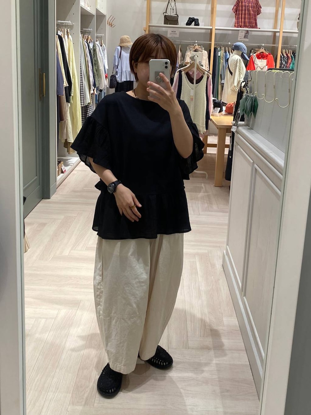 ベージュ系のその他パンツ、ブラック系のTシャツ/カットソーを着用したレディースの夏コーディネートの1枚目の写真