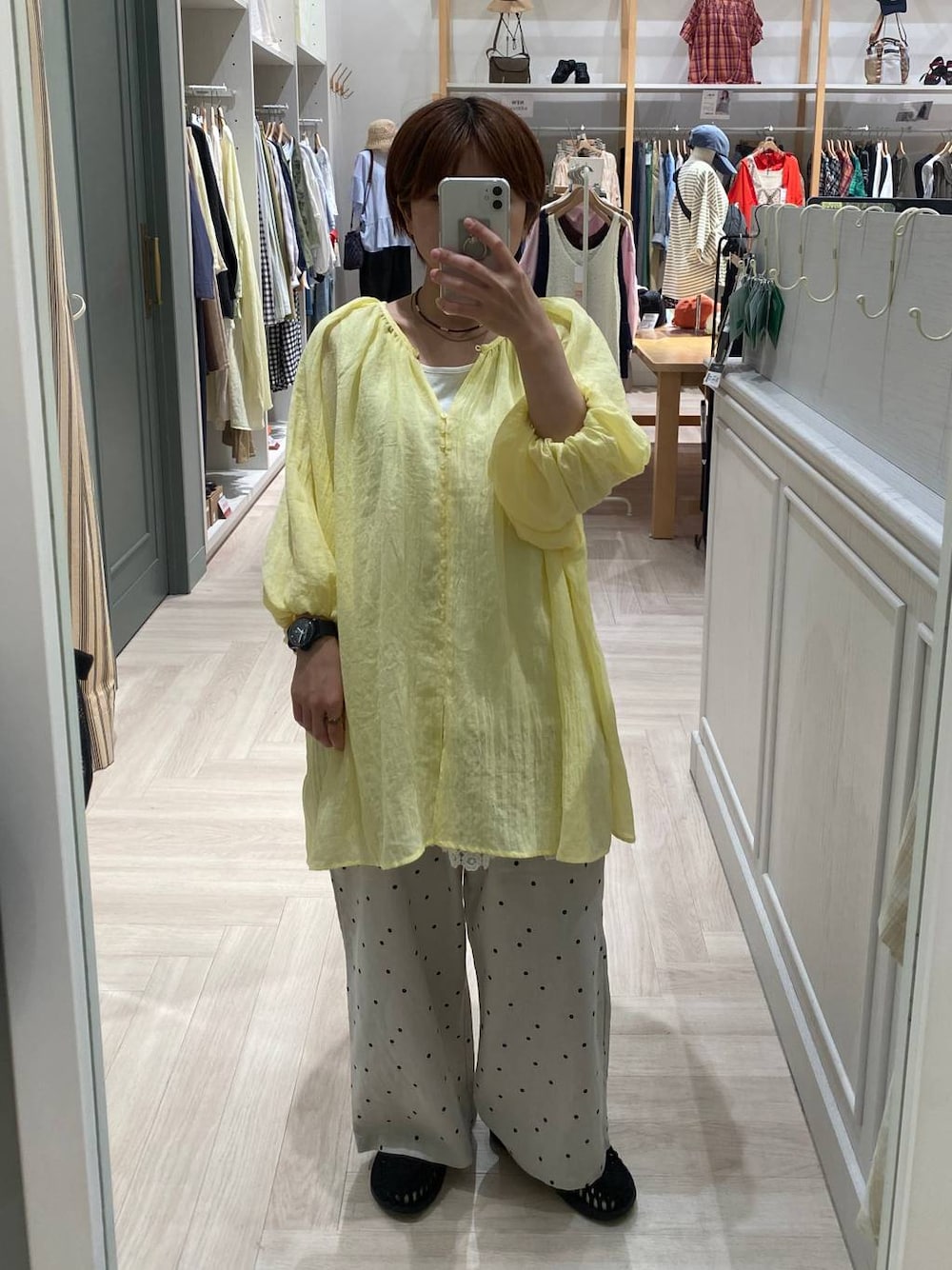 その他のその他パンツ、イエロー系のチュニック、ホワイト系のタンクトップを着用したレディースの夏コーディネートの1枚目の写真