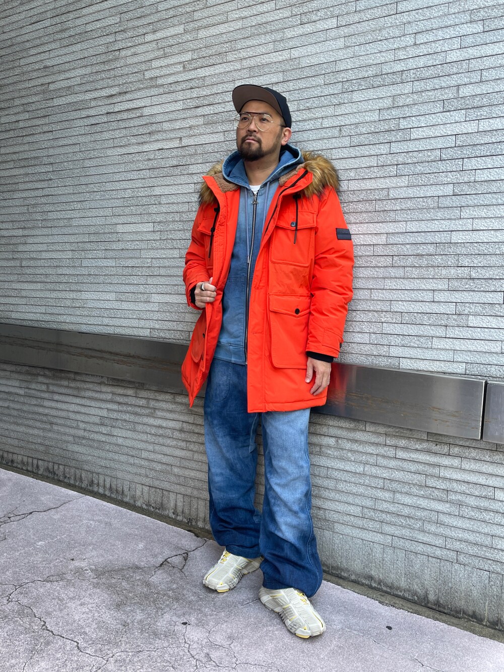 「1月、Diesel、denim、jogg jeans、セットアップ、スニーカー、dieselkobe」｜「DIESELのアイテム（デニムパンツ、ブルー系）」を使った、留さん（メンズ・181cm）の冬コーディネートの1枚目の写真
