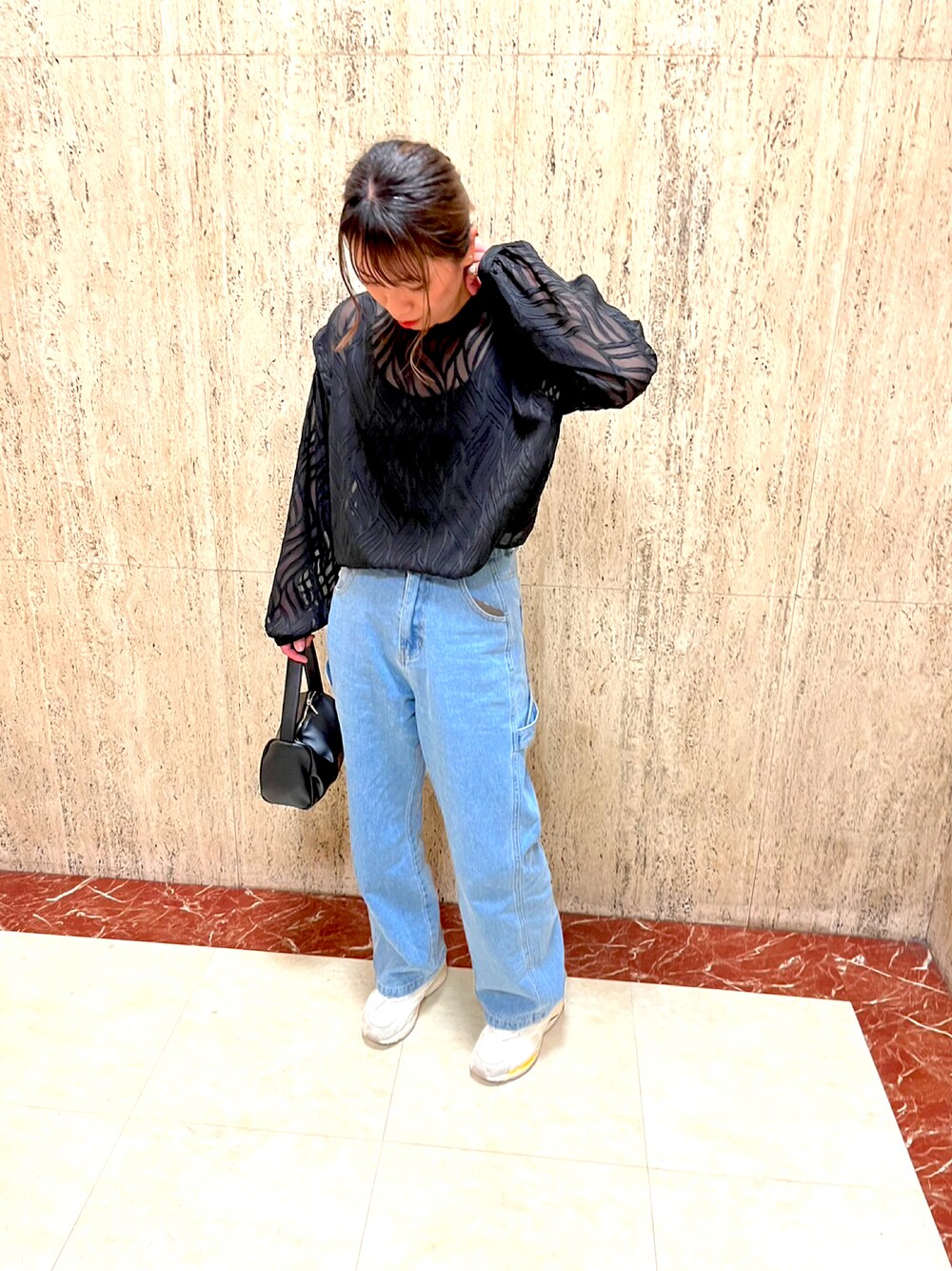 「カジュアルコーデ、おでかけコーデ、お洒落さんとつながりたい、ブラック、スニーカーコーデ、スニーカー、classicalelf、FILA、java、いいね、save、フォローお願いします🤑、夏、休日コーデ、デニムコーデ、黒、シンプルコーデ」｜「classicalelfのフェミニンな春気分。2wayシフォンシアージャガードブラウス（シャツ/ブラウス、ブラック系）」を使った、🐣さん（レディース・163cm）の夏コーディネートの1枚目の写真