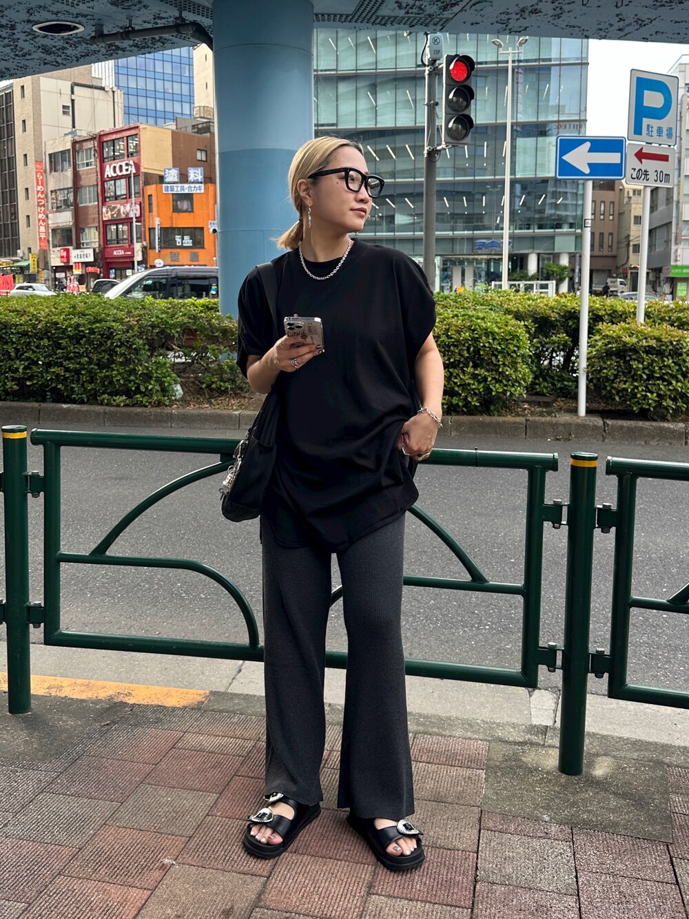 「モノトーン、サンダル、リブパンツ、30代コーデ、Tシャツ、モノトーンコーデ、きれいめカジュアル、ショルダーバッグ、プチプラ」｜「CITYSHOPの《追加》ASYMMETRY Tシャツ（Tシャツ/カットソー、ブラック系）」を使った、yuiさん（レディース・158cm）の夏コーディネートの1枚目の写真