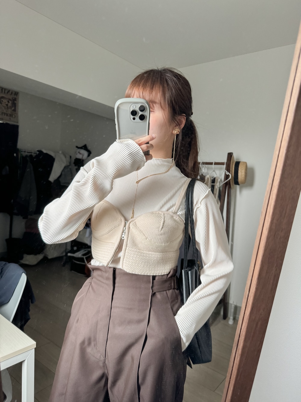 ジップ付きニットビスチェを使った人気ファッション