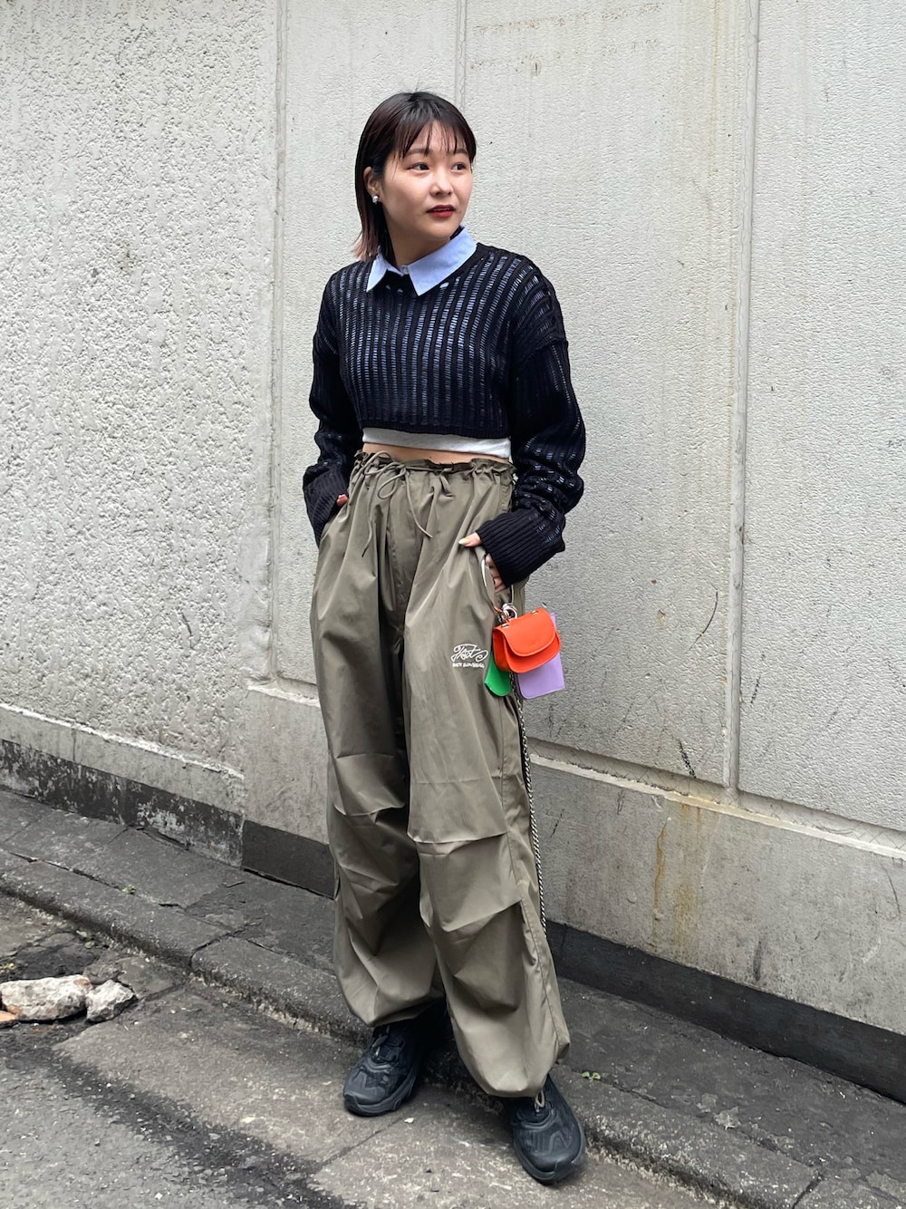 「春服コーデ、春、着回しコーデ、韓国ファッション、ニット、春ニット、春カラー、春夏コーデ、シャツコーデ、メンズアイテム、ストリート、メンズライク、骨格ウェーブ、スニーカー、スニーカーコーデ」｜「WHO'S WHO galleryのCOOPER FACT パラシュートワイドスラックス（カーゴパンツ、グリーン系）」を使った、nonaka misakiさん（レディース・156cm）の冬コーディネートの1枚目の写真